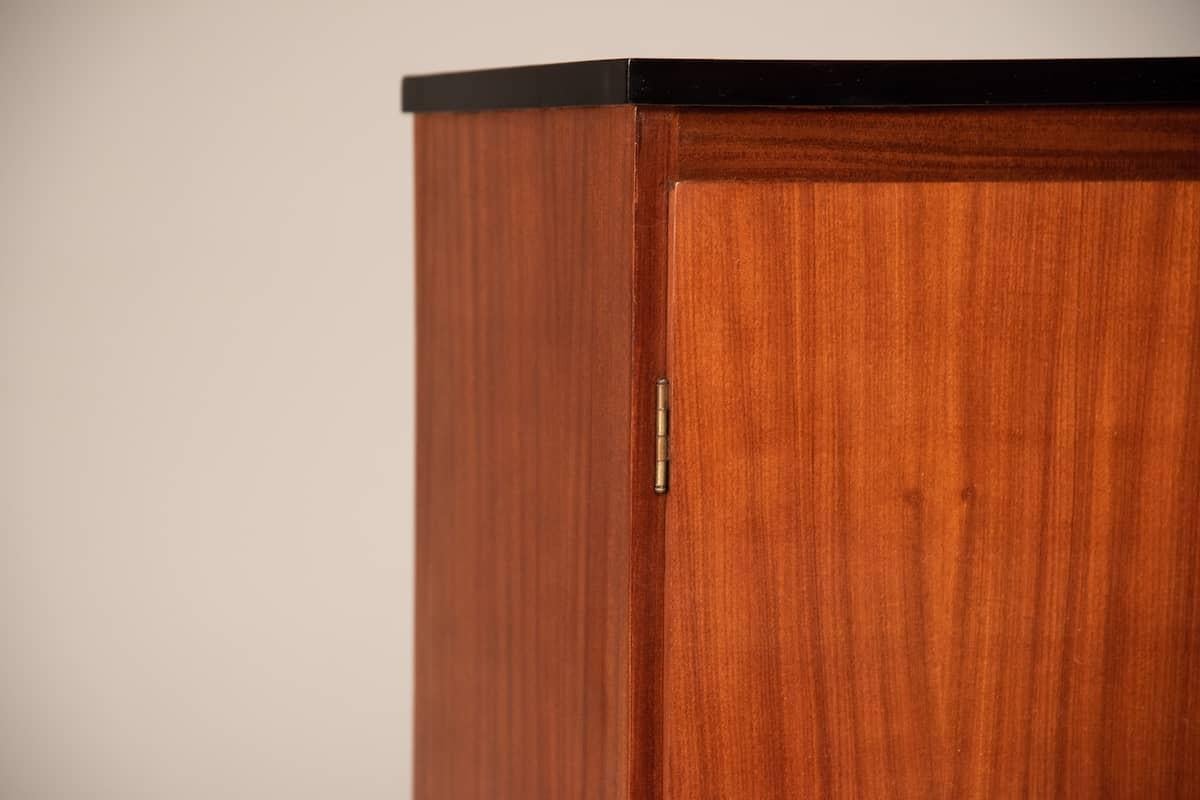 1960er Jahre Nussbaum Wood Shoe Cabinet im Angebot 1