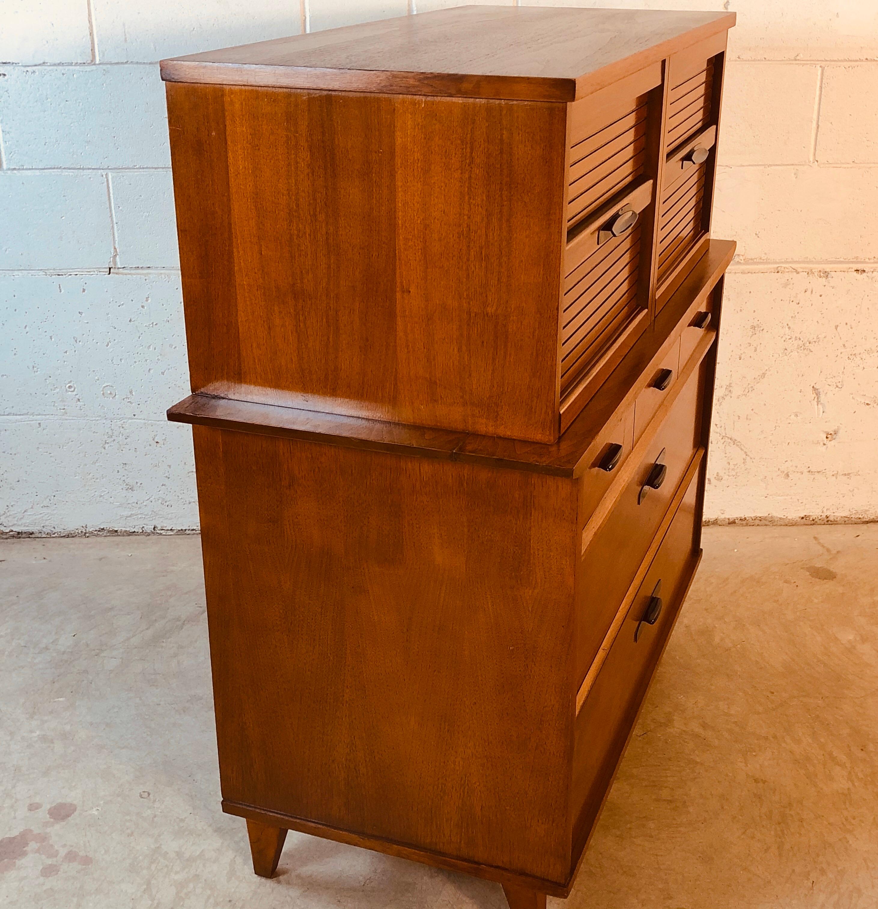1960s Walnut Wood Tall Bedroom Dresser by Dixie Furniture Co In Good Condition For Sale In Amherst, NH
