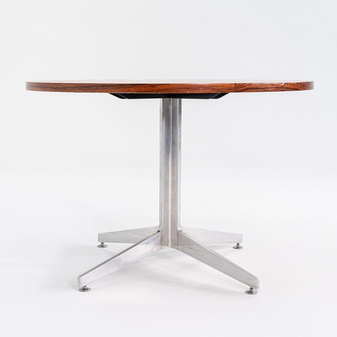 Dies ist ein Esstisch, der von Ward Bennett für Brickel Associates entworfen wurde. Dieses Exemplar stammt aus den 1960er Jahren. Der Tisch besteht aus einem Aluminiumgestell und einer Tischplatte aus Palisanderholz und wurde frisch lackiert.
 

