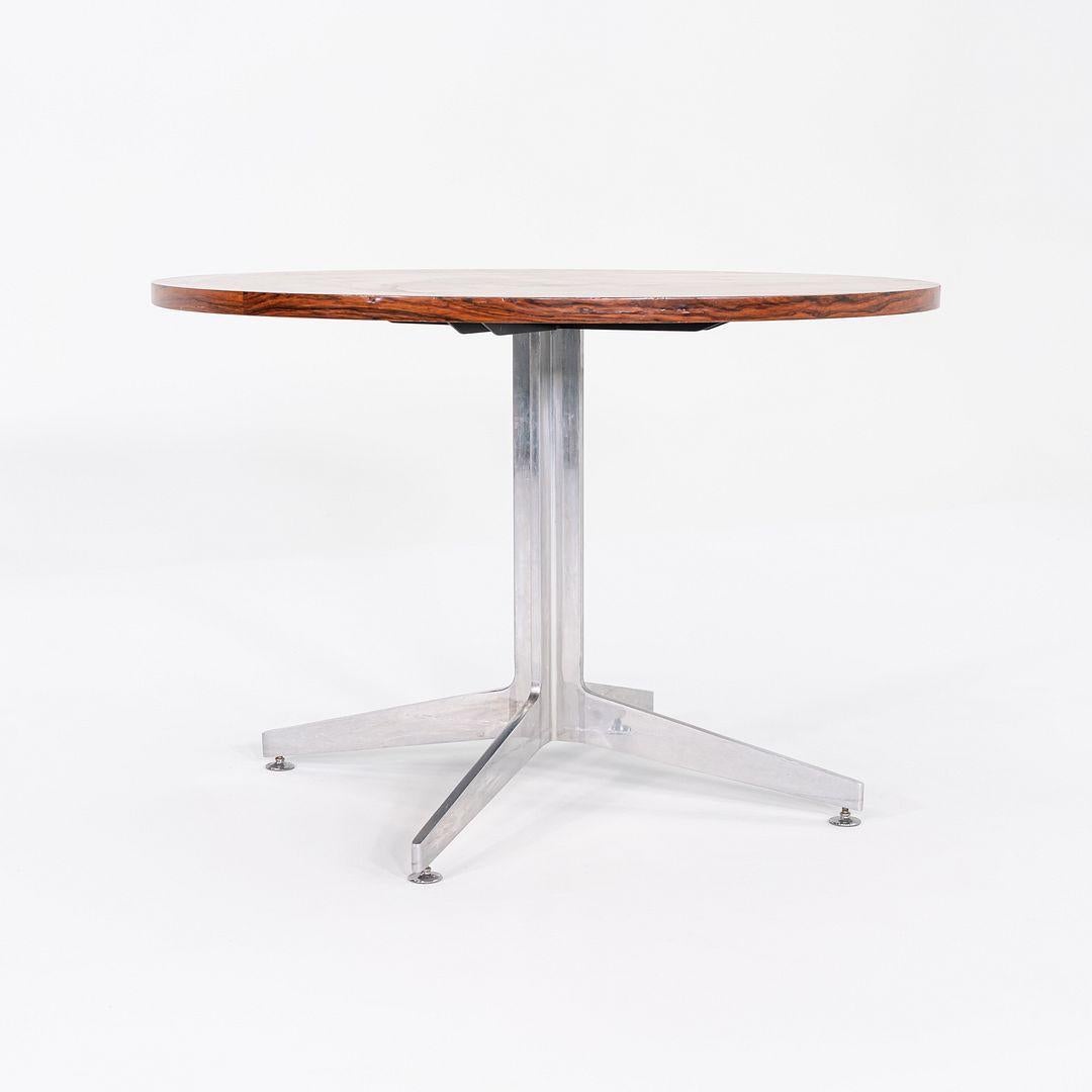 Esstisch 42in aus Rosenholz und Aluminium, Ward Bennett für Brickel Associates, 1960er Jahre (Mitte des 20. Jahrhunderts) im Angebot