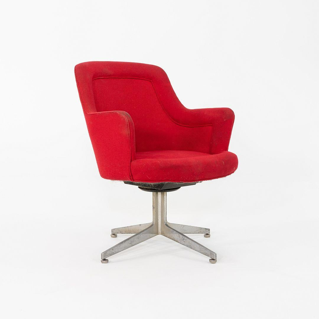 Questa è una poltrona degli anni '60, disegnata da Ward Bennett per Lehigh Furniture. La sedia ha una base a quattro punti in alluminio e conserva il tessuto di rivestimento rosso originale. Il pezzo è versatile e può essere utilizzato come sedia da