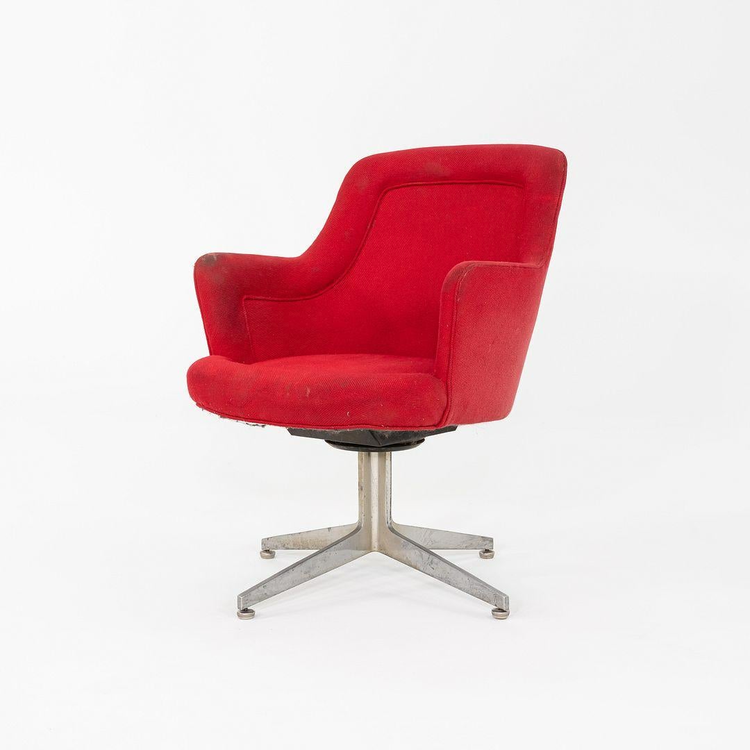 Moderno 1960 Ward Bennett per Lehigh Furniture Poltrona in tessuto rosso e alluminio in vendita