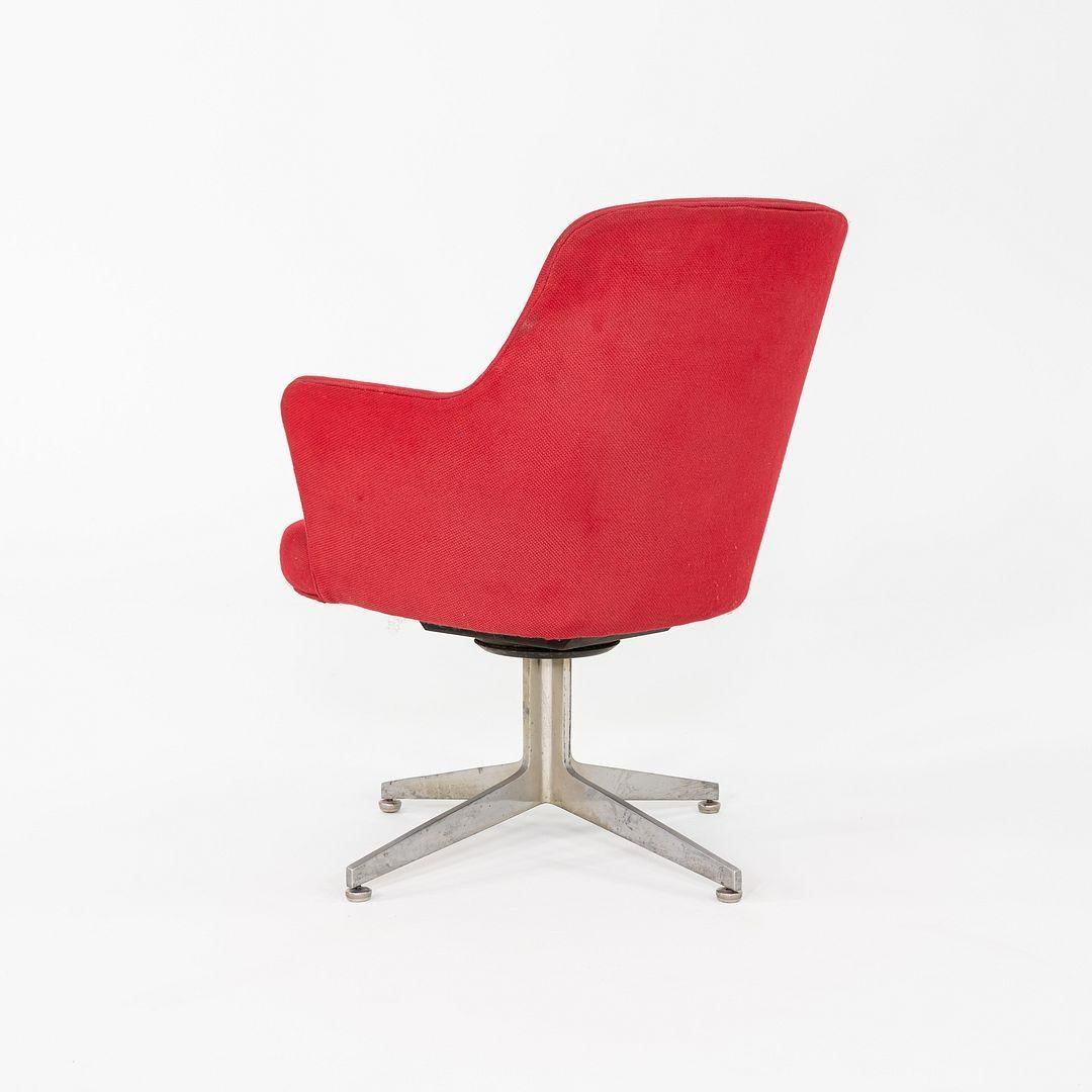 1960 Ward Bennett per Lehigh Furniture Poltrona in tessuto rosso e alluminio In condizioni buone in vendita a Philadelphia, PA