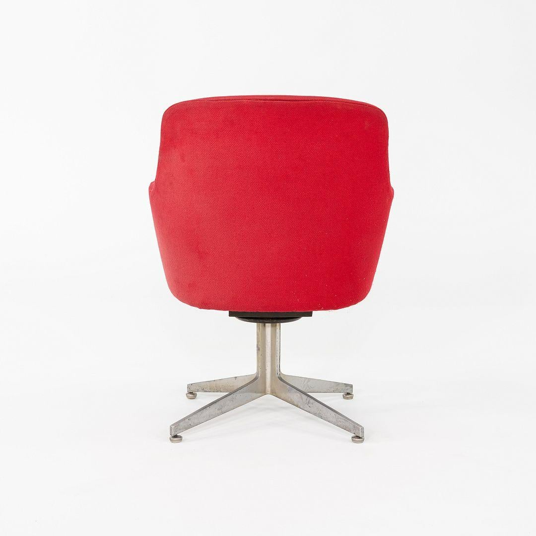 Metà XX secolo 1960 Ward Bennett per Lehigh Furniture Poltrona in tessuto rosso e alluminio in vendita