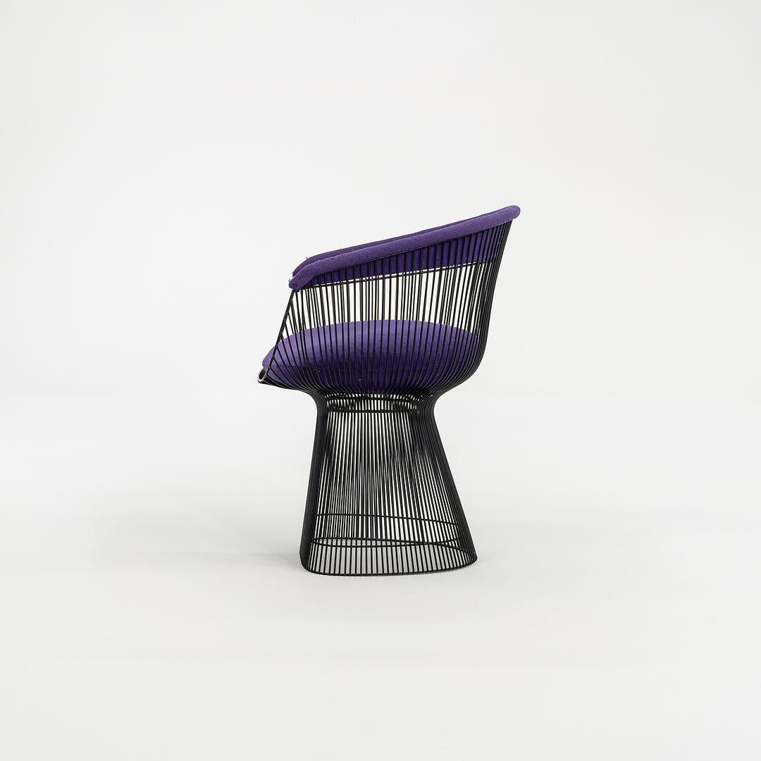 Dies ist ein Platner Dining Armchair, Modell 1725, ursprünglich entworfen von Warren Platner für Knoll im Jahr 1966. Dies ist ein frühes Beispiel aus den späten 1960er Jahren. Das Gestell dieses Stuhls besteht aus patiniertem, bronziertem Stahl.