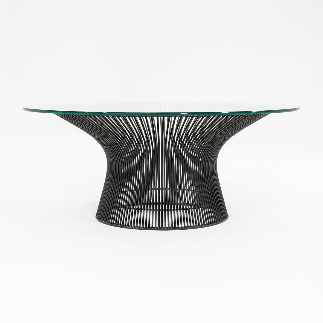Il s'agit d'une table basse Platner, modèle 3714T, conçue à l'origine par Warren Platner pour Knoll en 1966. Cet exemple particulier date des années 1960. Le design se caractérise par une base en acier bronzé et un plateau en verre trempé d'une