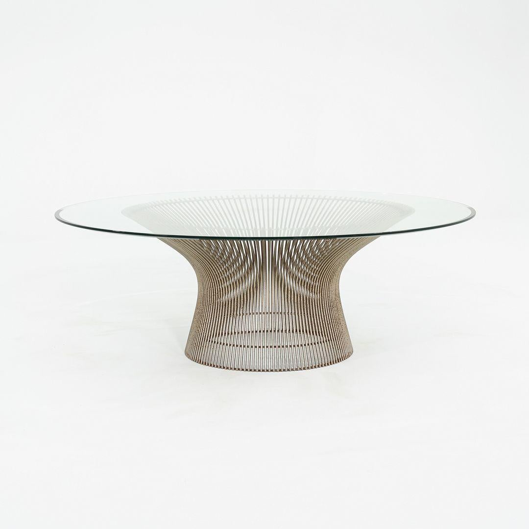 Il s'agit d'une table basse Platner, modèle 3714T, conçue à l'origine par Warren Platner pour Knoll en 1966. Cet exemple date de la fin des années 1960. Le design se caractérise par une base en acier chromé au nickel et un plateau en verre à bord