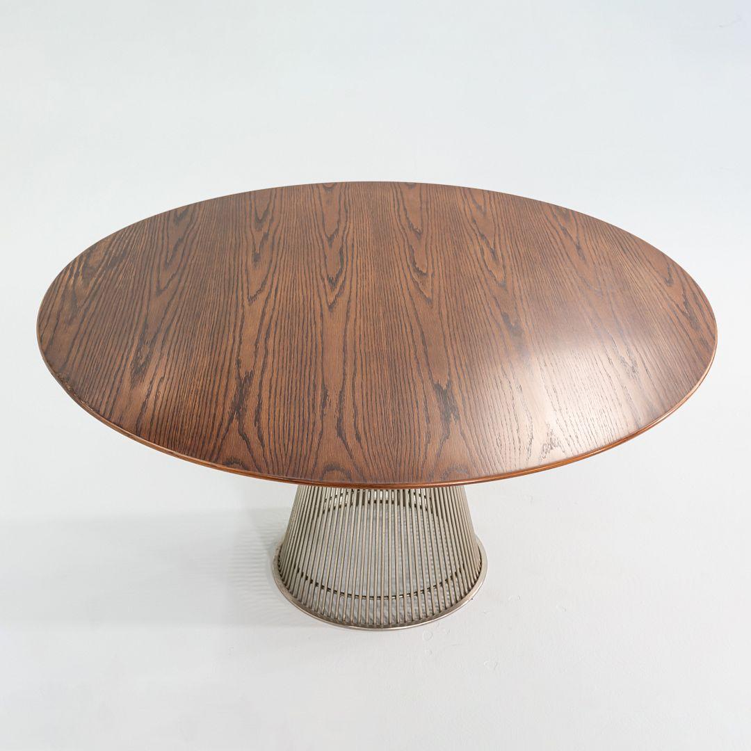 Il s'agit d'une table de salle à manger Platner, modèle 3716T, initialement conçue par Warren Platner pour Knoll en 1966. Cet exemple date de la fin des années 1960. Sa conception comprend une base construite avec des tiges d'acier verticales qui