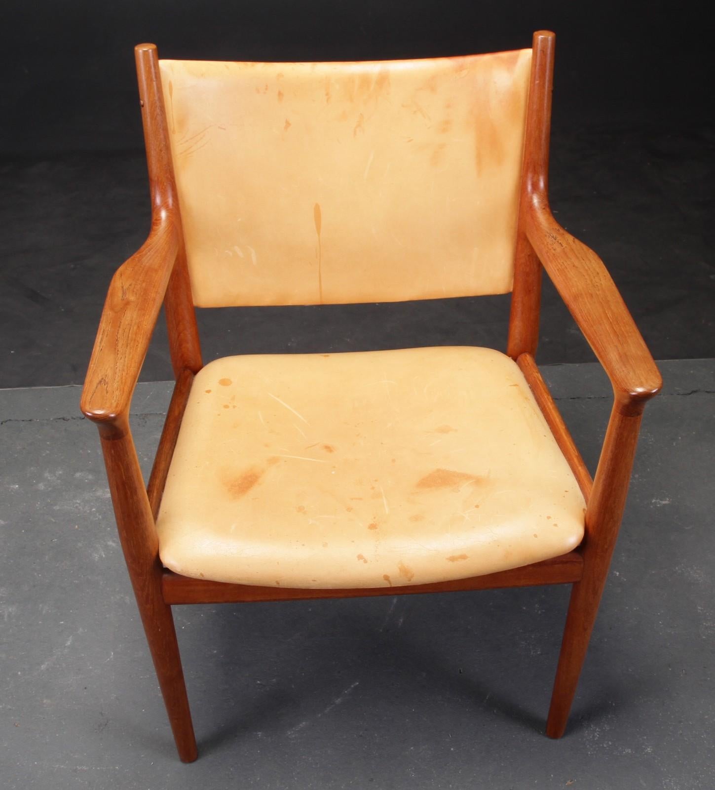 Scandinavian Modern 1960s Wegner Armchair in Patinated Oak and Leather by Johannes Hansen  For Sale