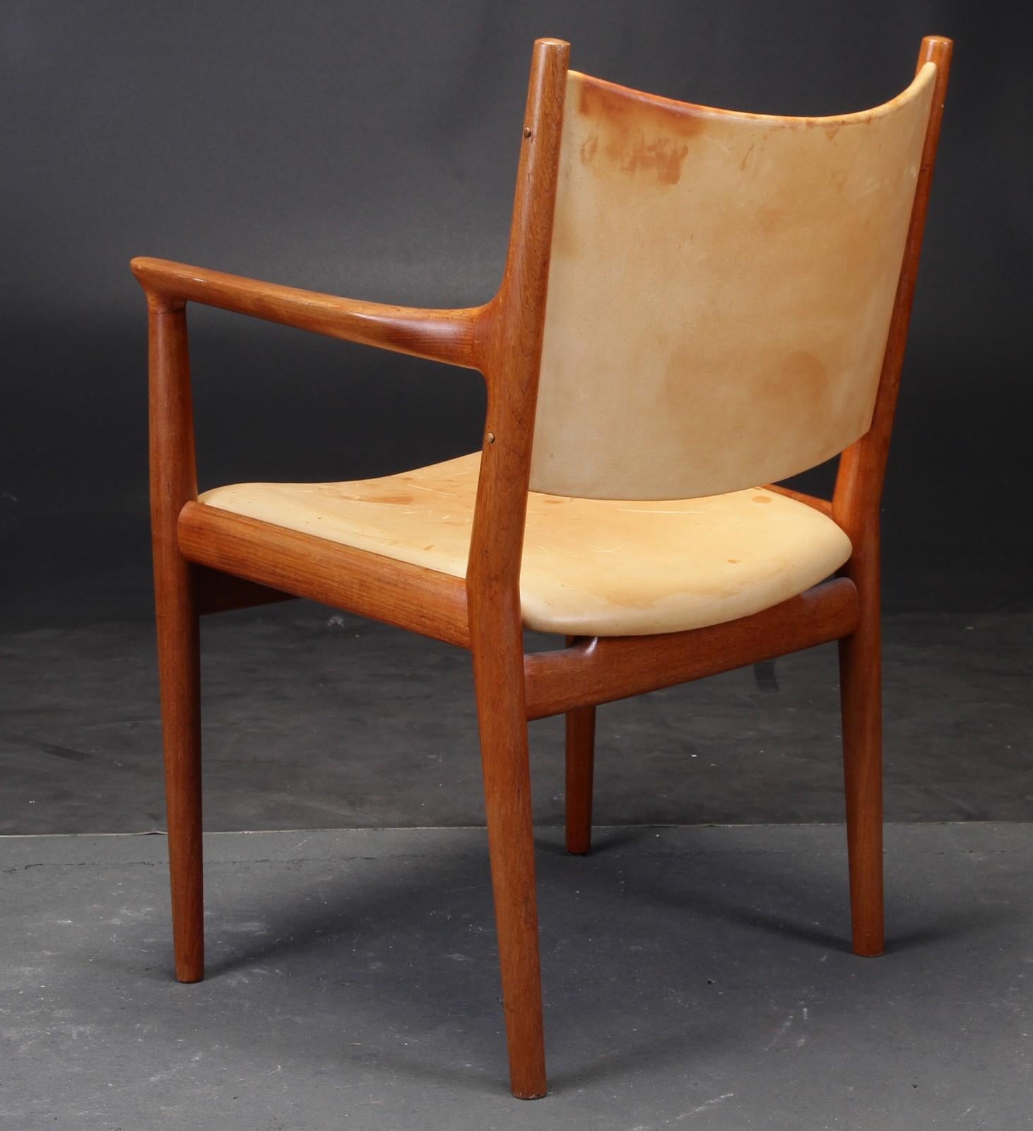 1960s Wegner Armchair in Patinated Oak and Leather by Johannes Hansen  In Good Condition For Sale In Knebel, DK