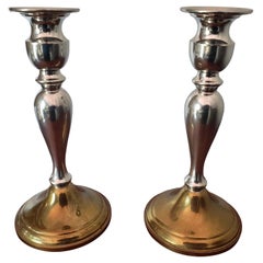 Paire de bougeoirs en étain, argent et laiton, datant des années 1960