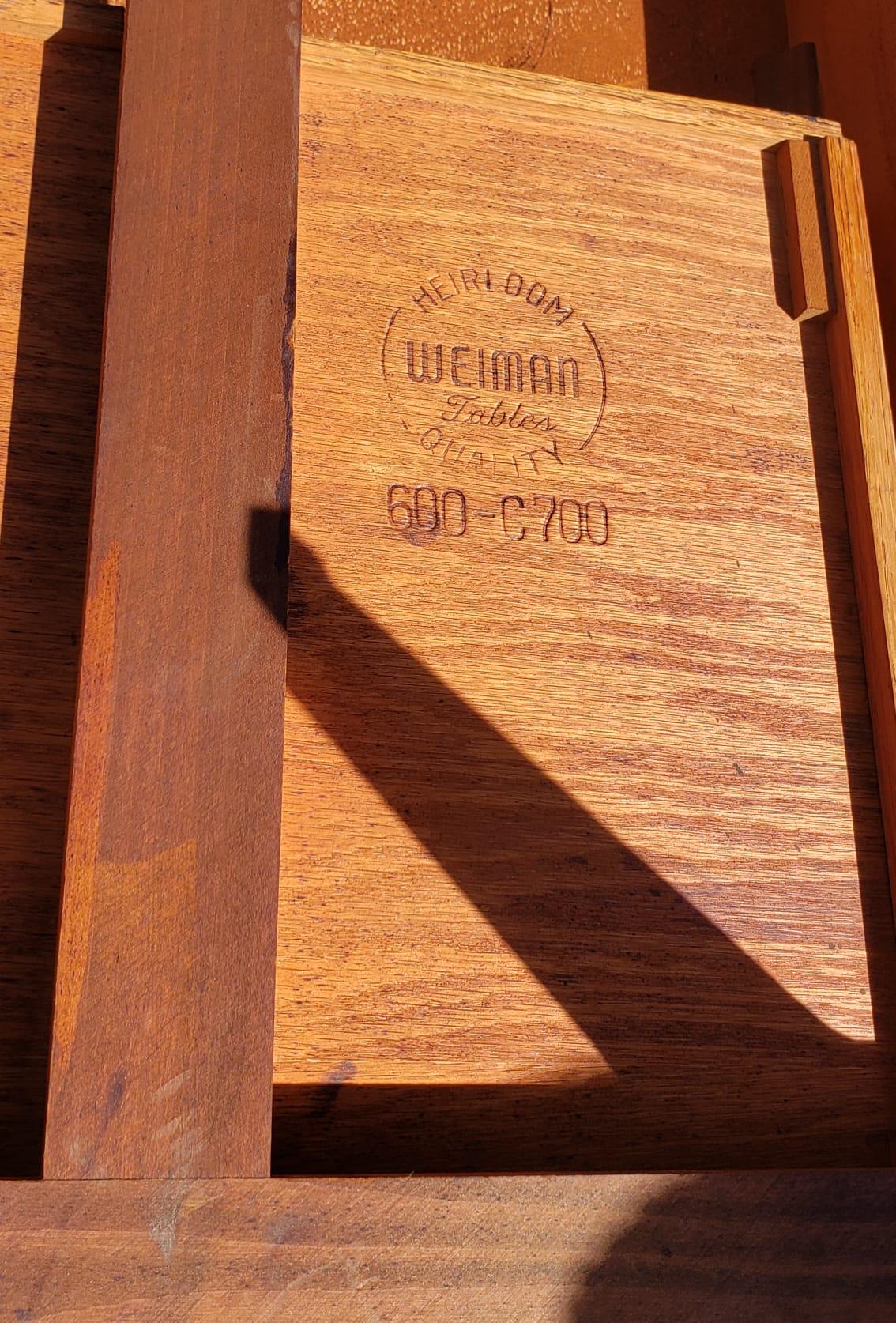 Tables d'appoint Weiman Heirloom en acajou à étages et dessus en cuir ouvragé des années 1960 en vente 2