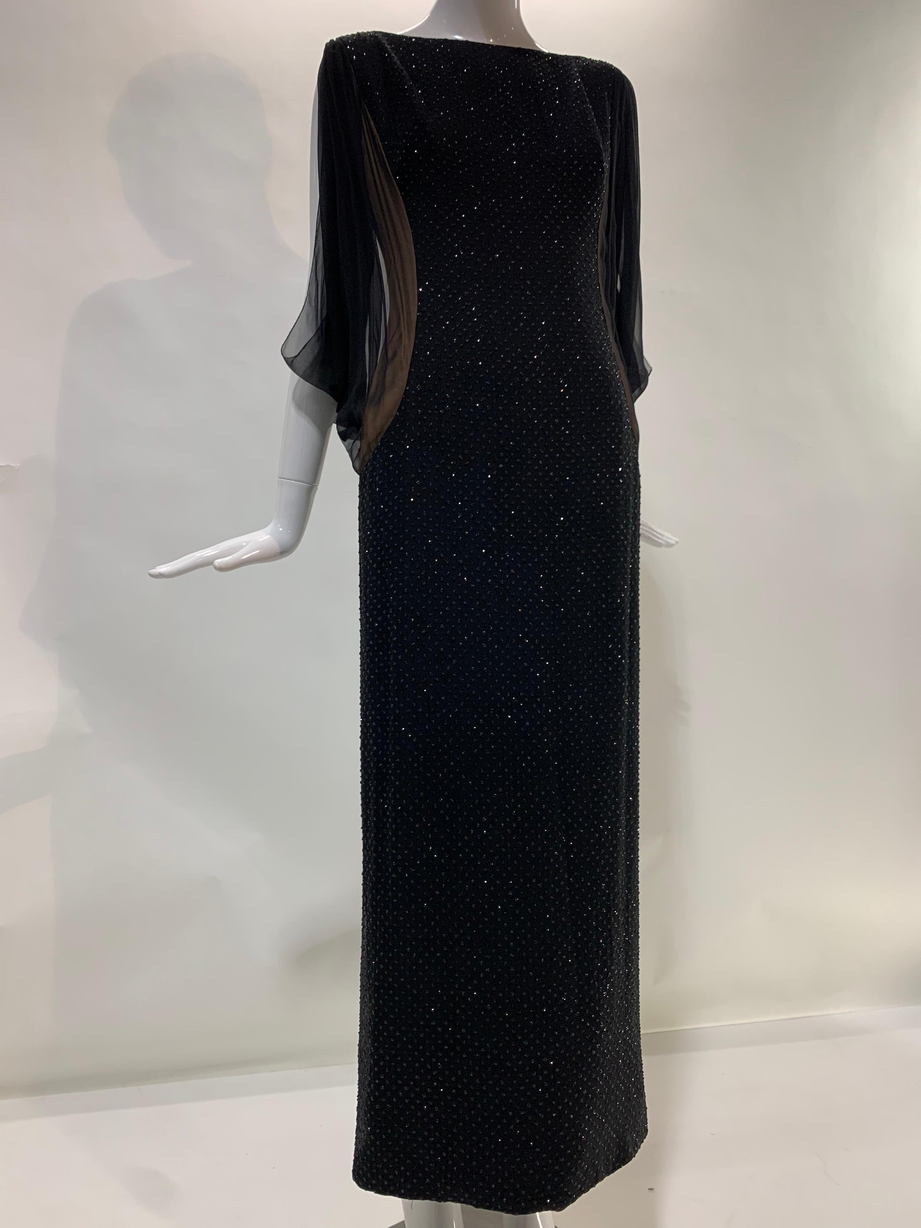 1960er Werle glamouröses Mod-Kleid aus schwarzem, glitzerndem Seidenchiffon mit seitlichen Einsätzen aus nacktem Seidenkrepp und dramatischen, drapierten Dolman-Ärmeln aus reinem Seidenchiffon. Breiter Halsausschnitt. Vollständig ausgekleideter
