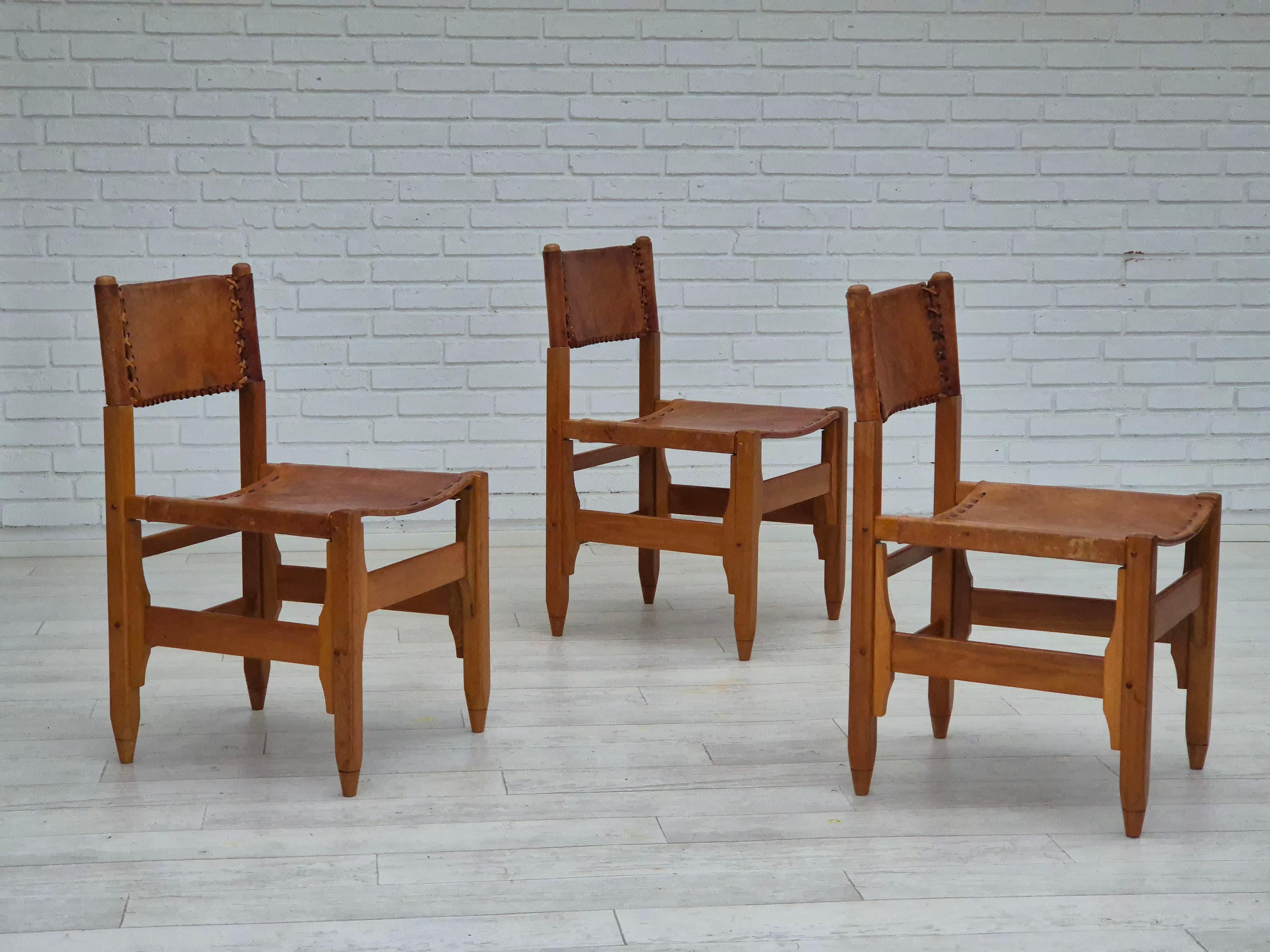 Années 1960, design de Werner Biermann pour Arte Sano. Ensemble de trois chaises en bon état d'origine. Cuir tanné à la main avec une très belle patine. Cuir, bois de chêne colombien. Fabriqué dans les années 1960.