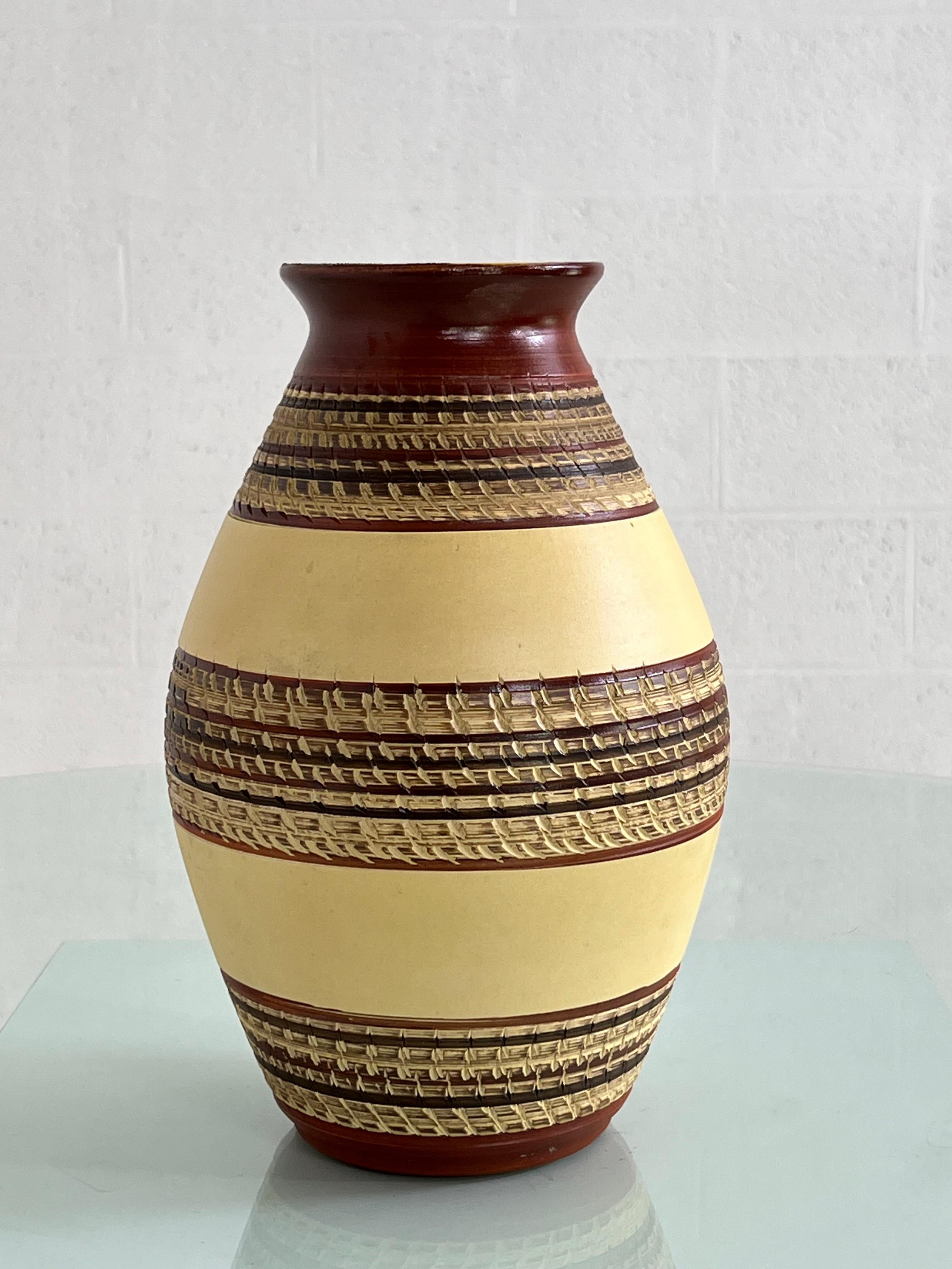 Vase en céramique fait à la main dans les années 1960 en Allemagne de l'Ouest avec des couleurs beige et marron à l'extérieur et une belle glaçure jaune ensoleillée à l'intérieur.