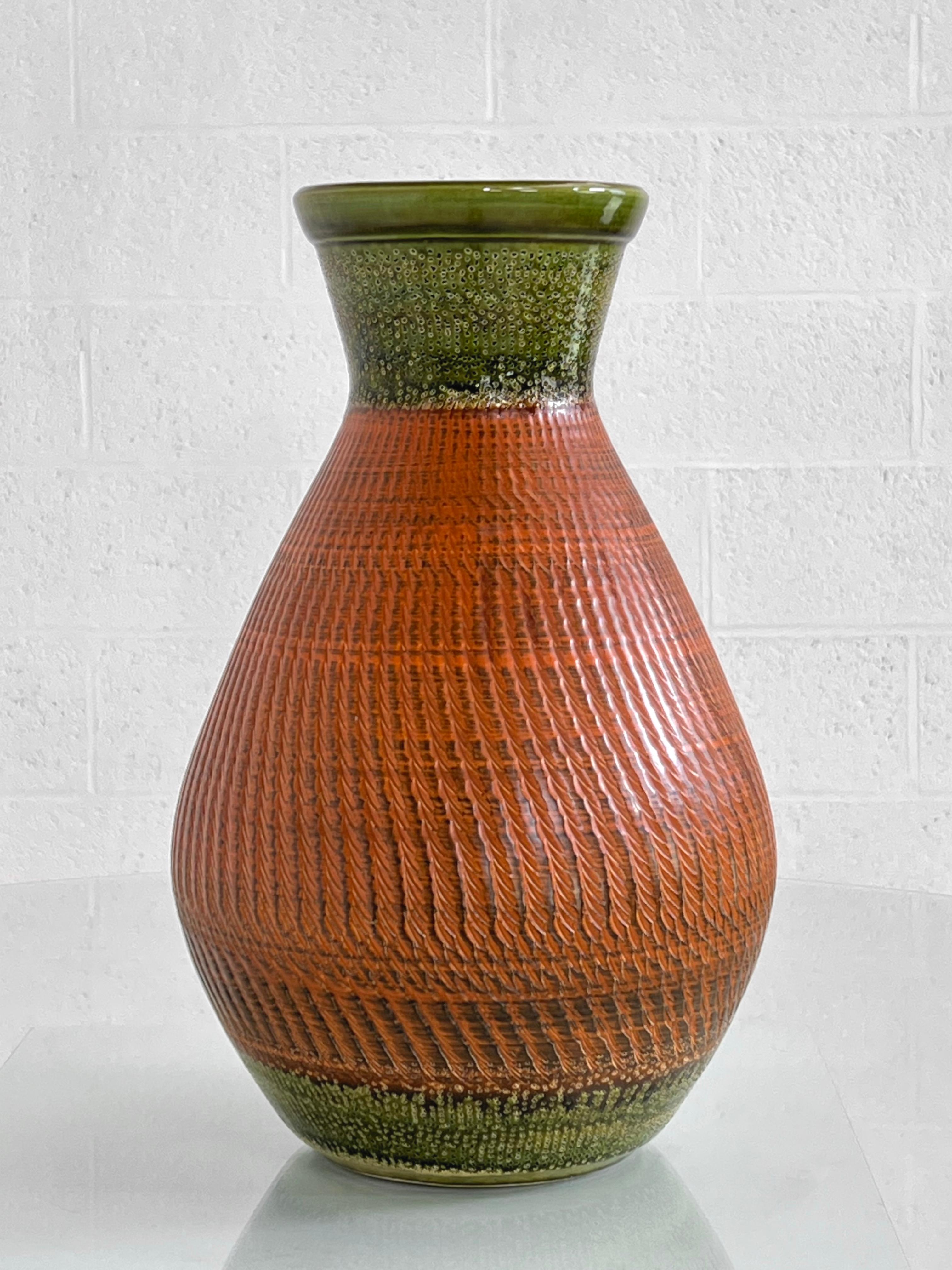 Vase en céramique fait à la main dans les années 1960 en Allemagne de l'Ouest avec une couleur orange et oliv à l'extérieur et une belle et profonde glaçure noire à l'intérieur.