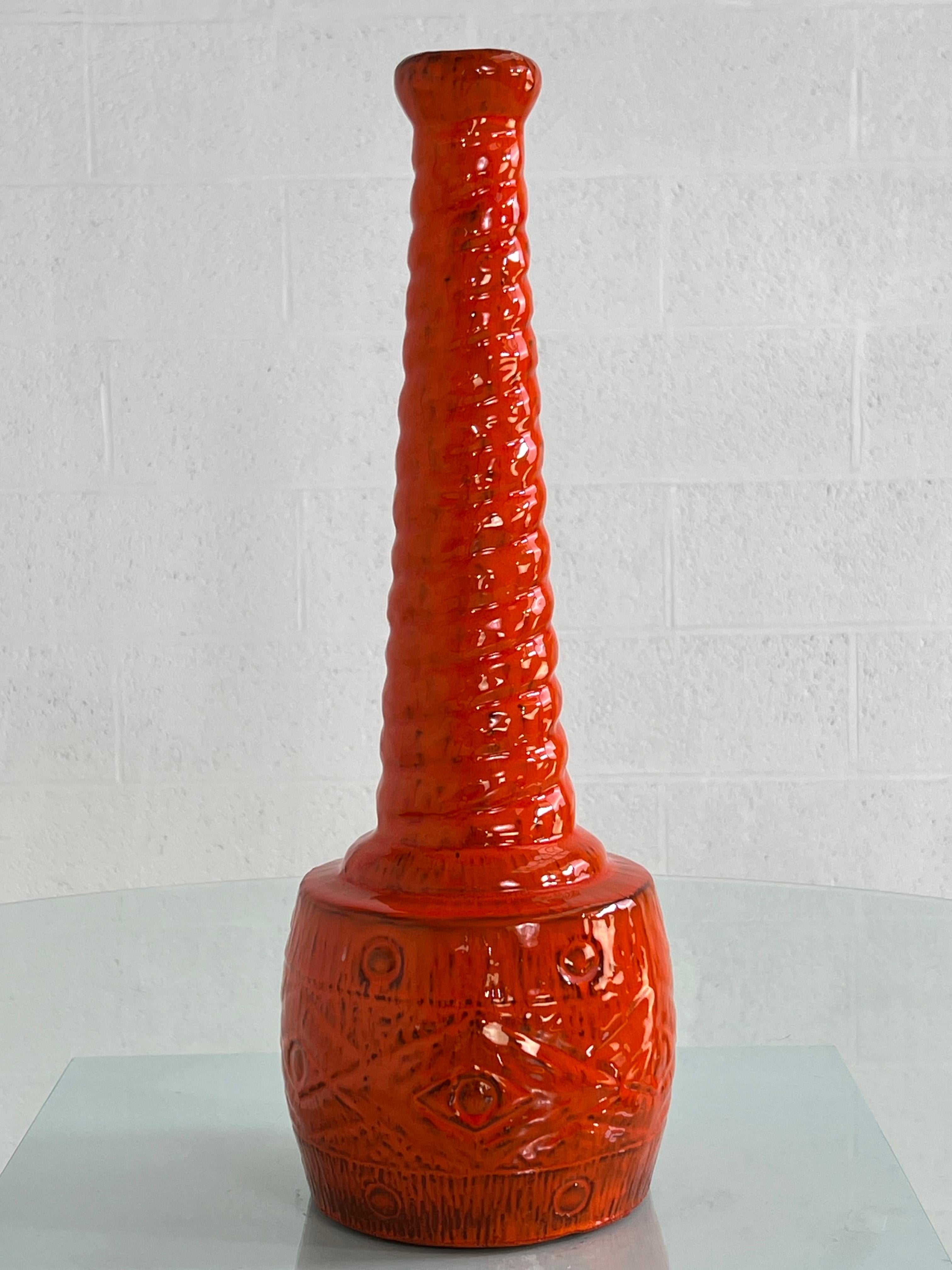 Vase en céramique fait à la main dans les années 1960 en Allemagne de l'Ouest avec une couleur orange étonnante 