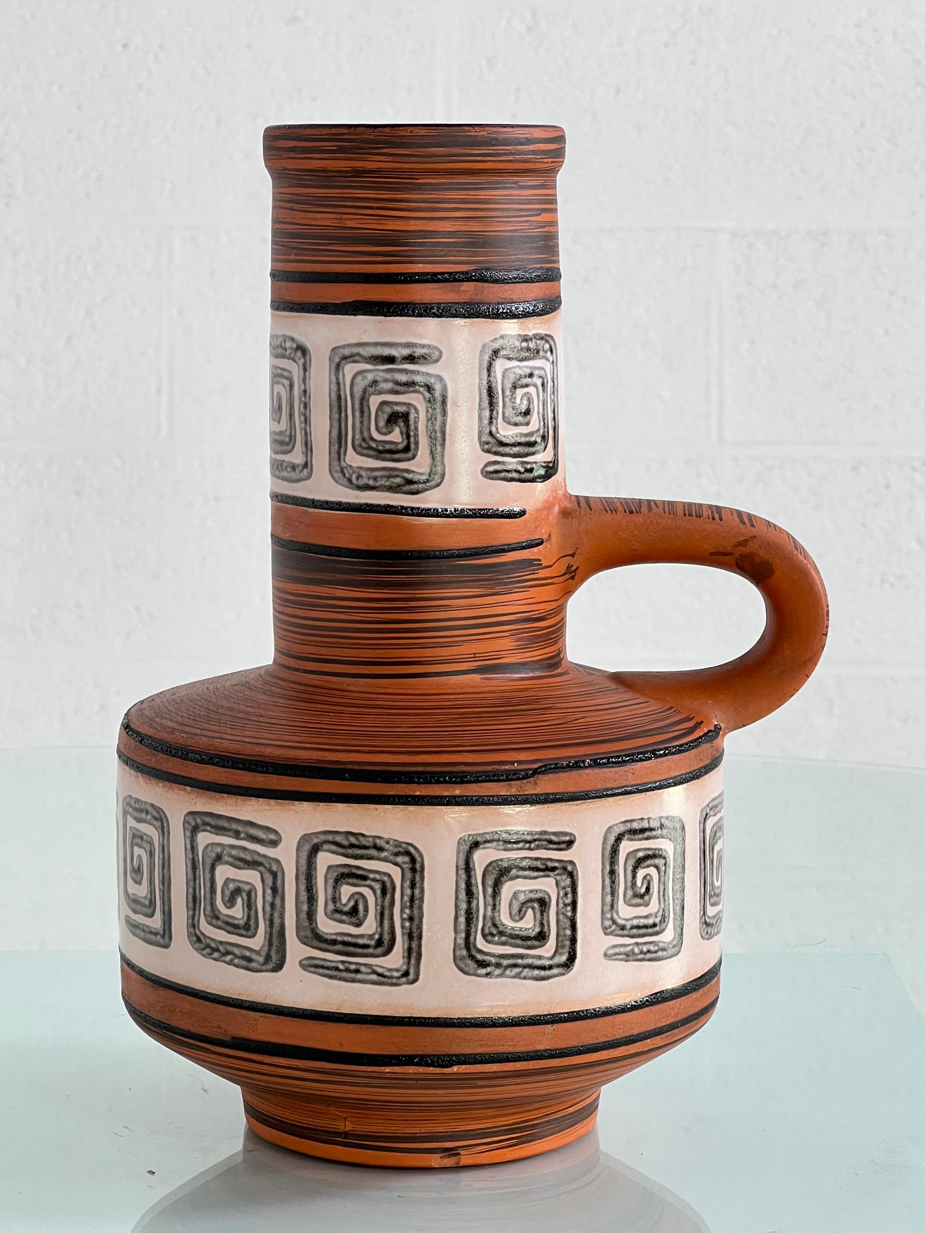 Vase en céramique fait à la main en Allemagne de l'Ouest dans les années 1960, avec une couleur orange noire à l'extérieur et une glaçure noire profonde à l'intérieur.