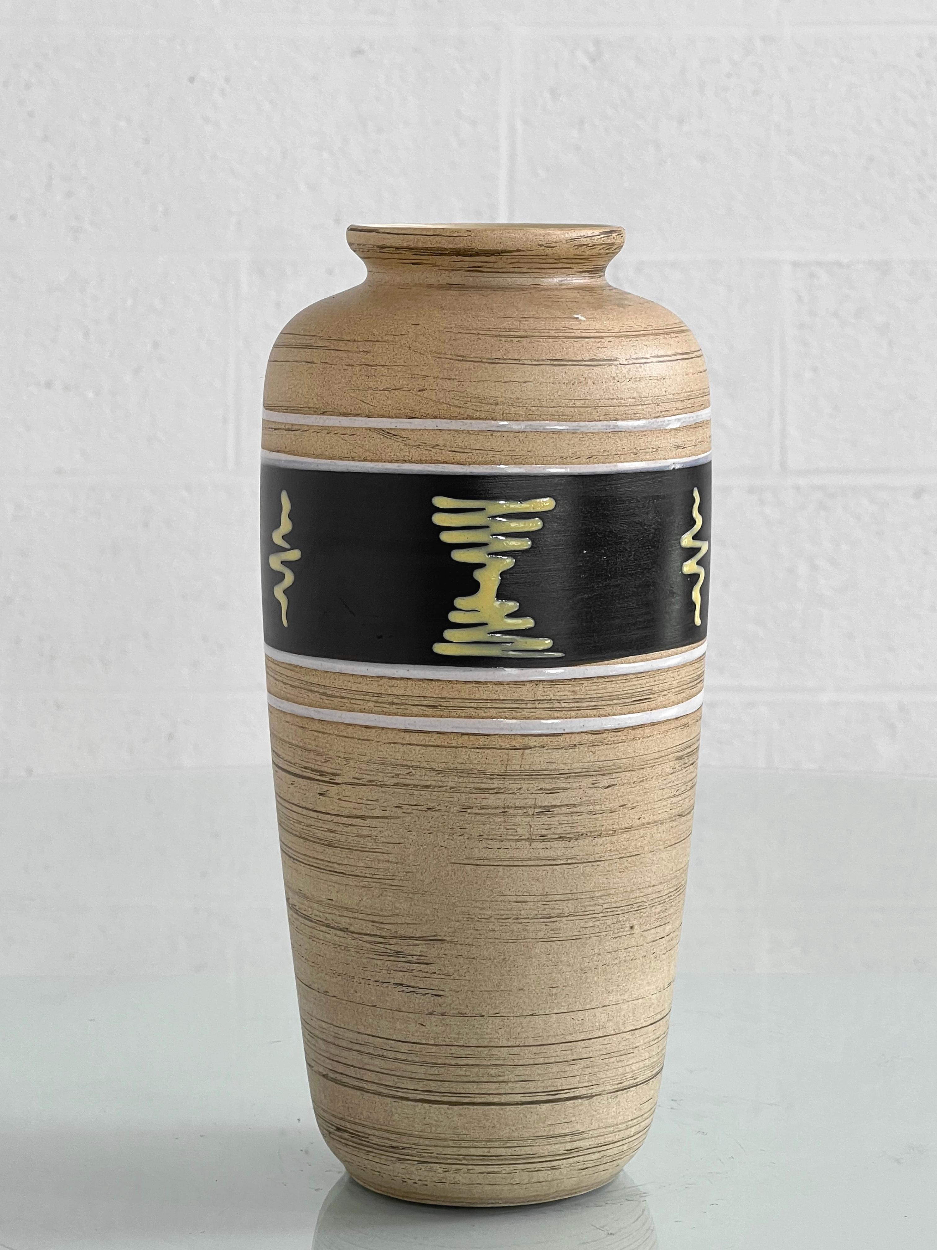 Vase en céramique fait à la main dans les années 1960 en Allemagne de l'Ouest, de couleur beige et noire 