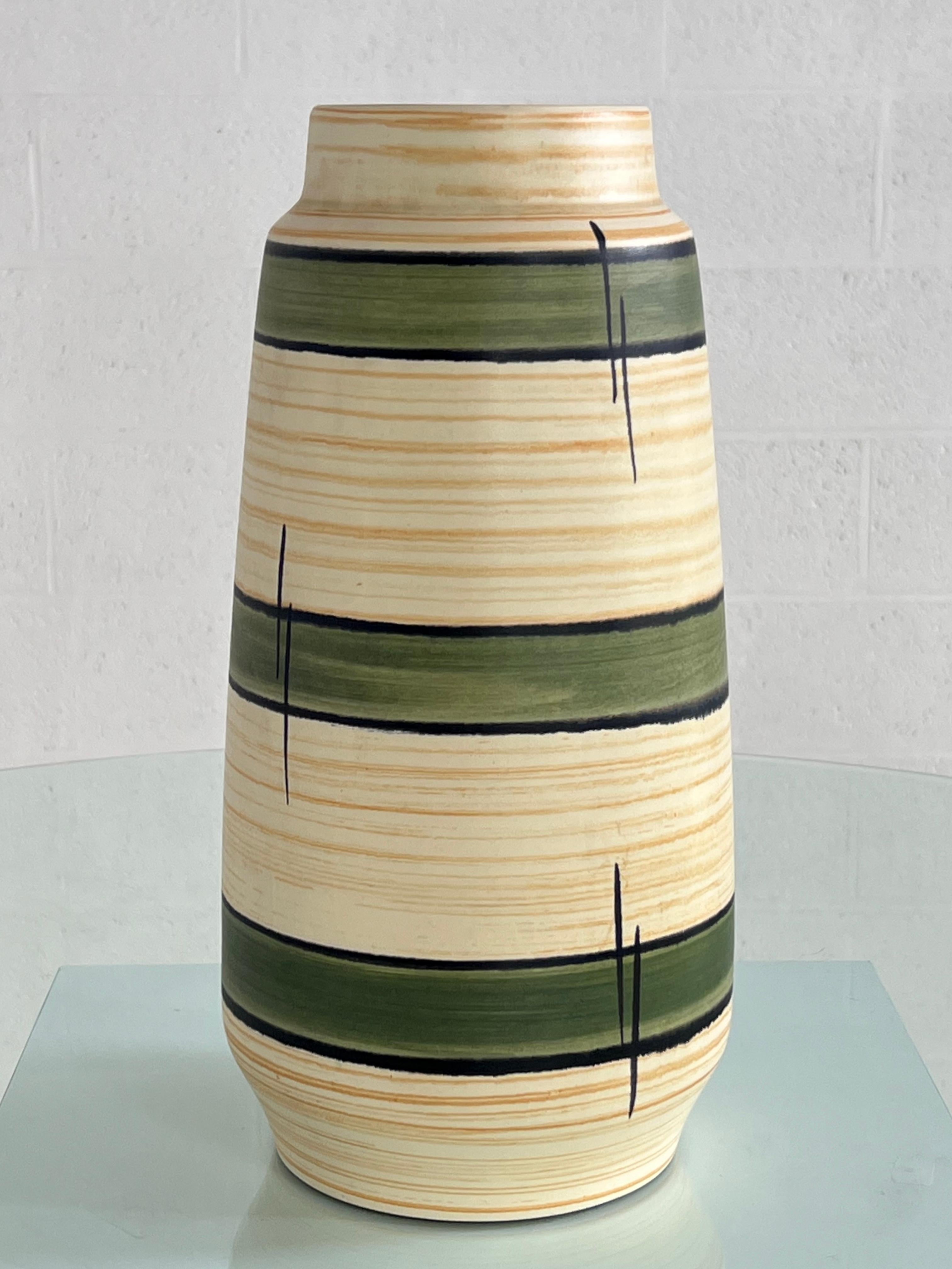 Vase en céramique fait à la main dans les années 1960 en Allemagne de l'Ouest avec des couleurs beige, noir et vert olive 