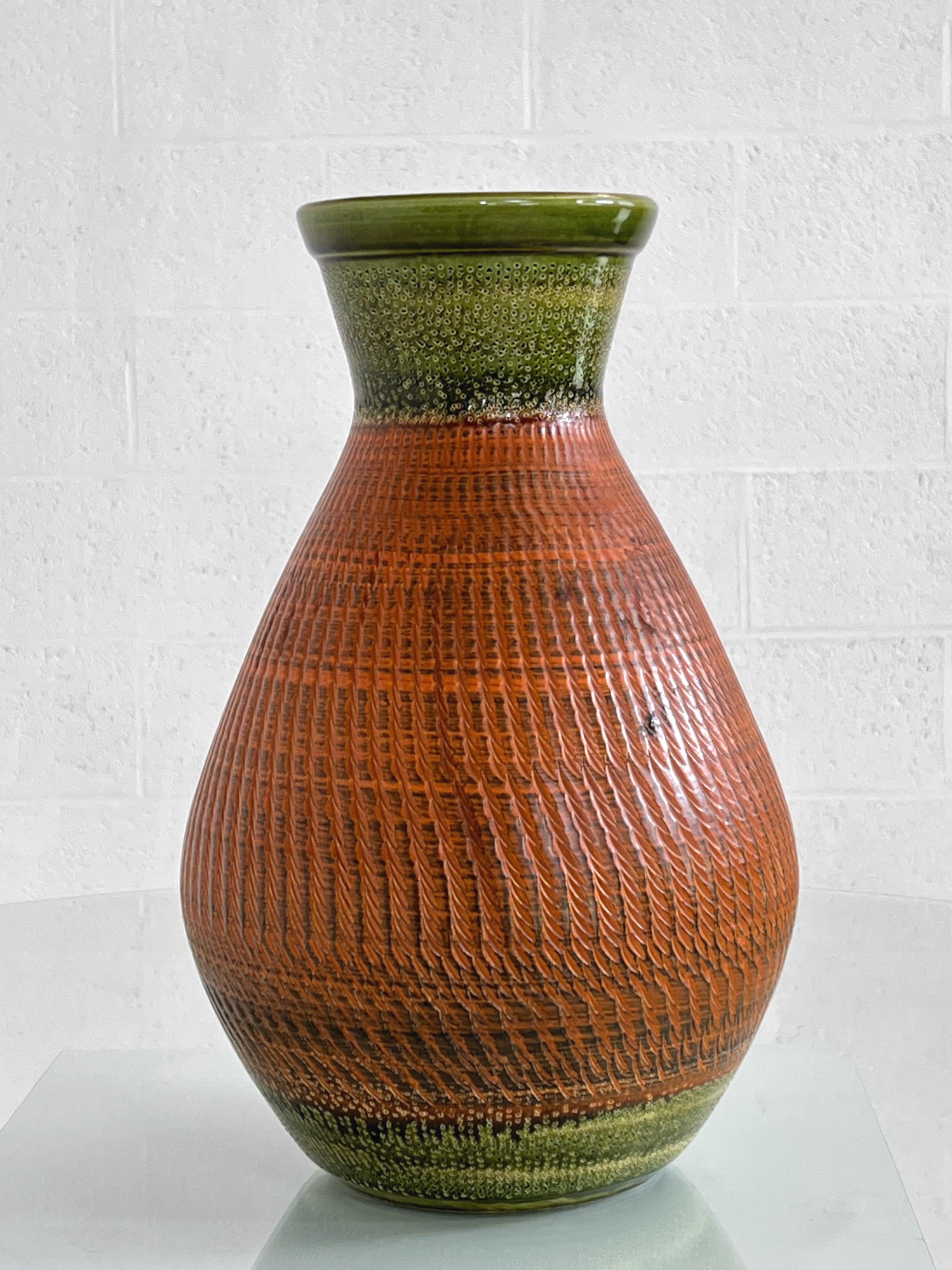 Ère spatiale Vase en céramique artisanale de l'Allemagne de l'Ouest des années 1960 en vente
