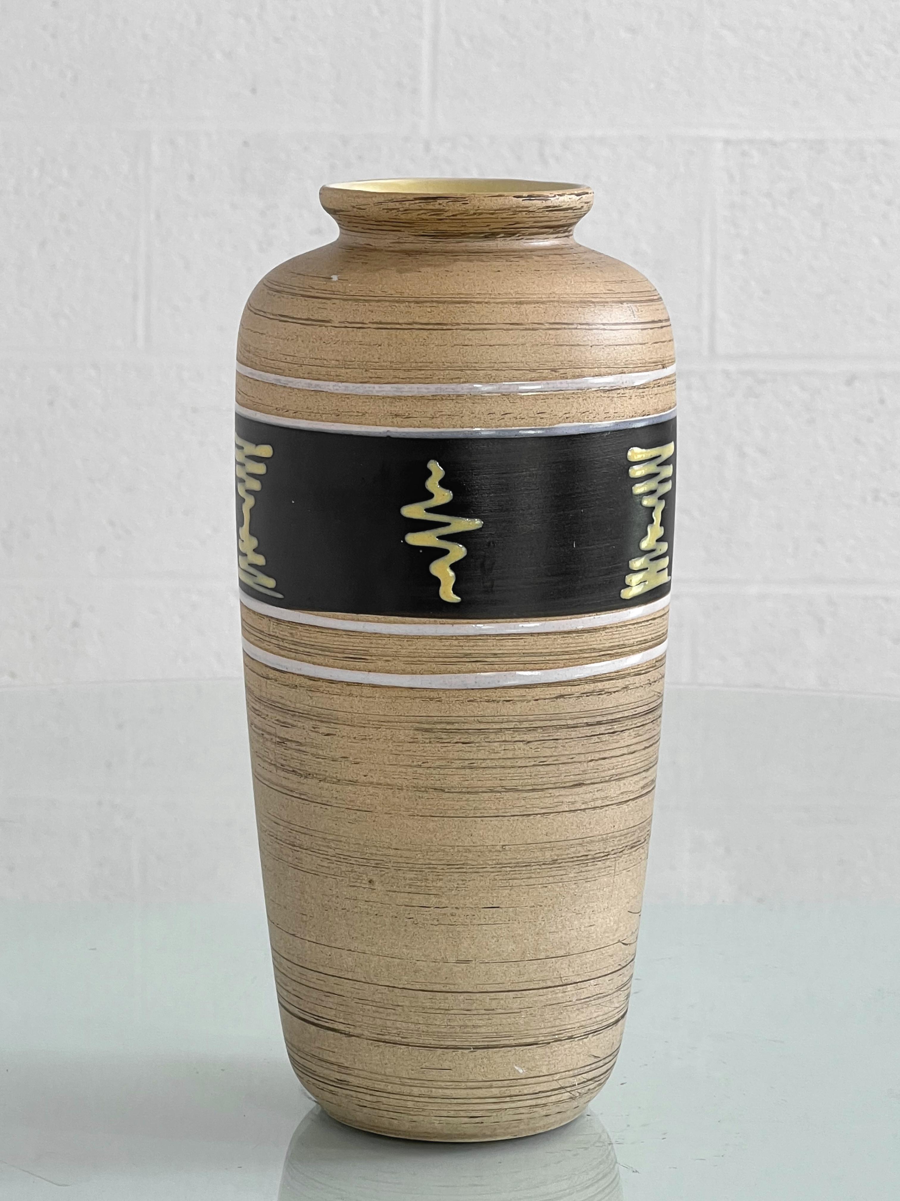 Ère spatiale Vase en céramique artisanale de l'Allemagne de l'Ouest des années 1960 en vente