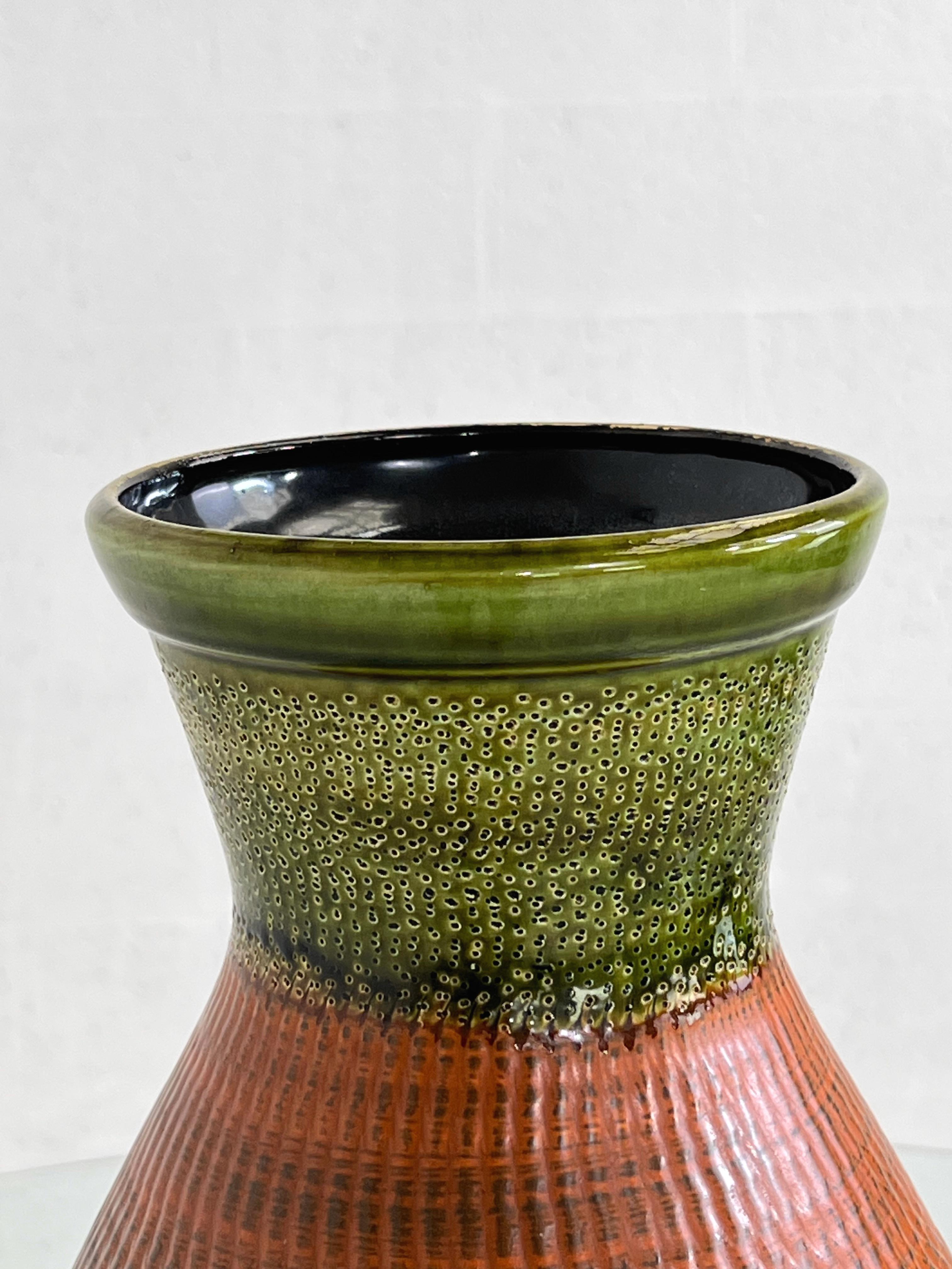 Européen Vase en céramique artisanale de l'Allemagne de l'Ouest des années 1960 en vente