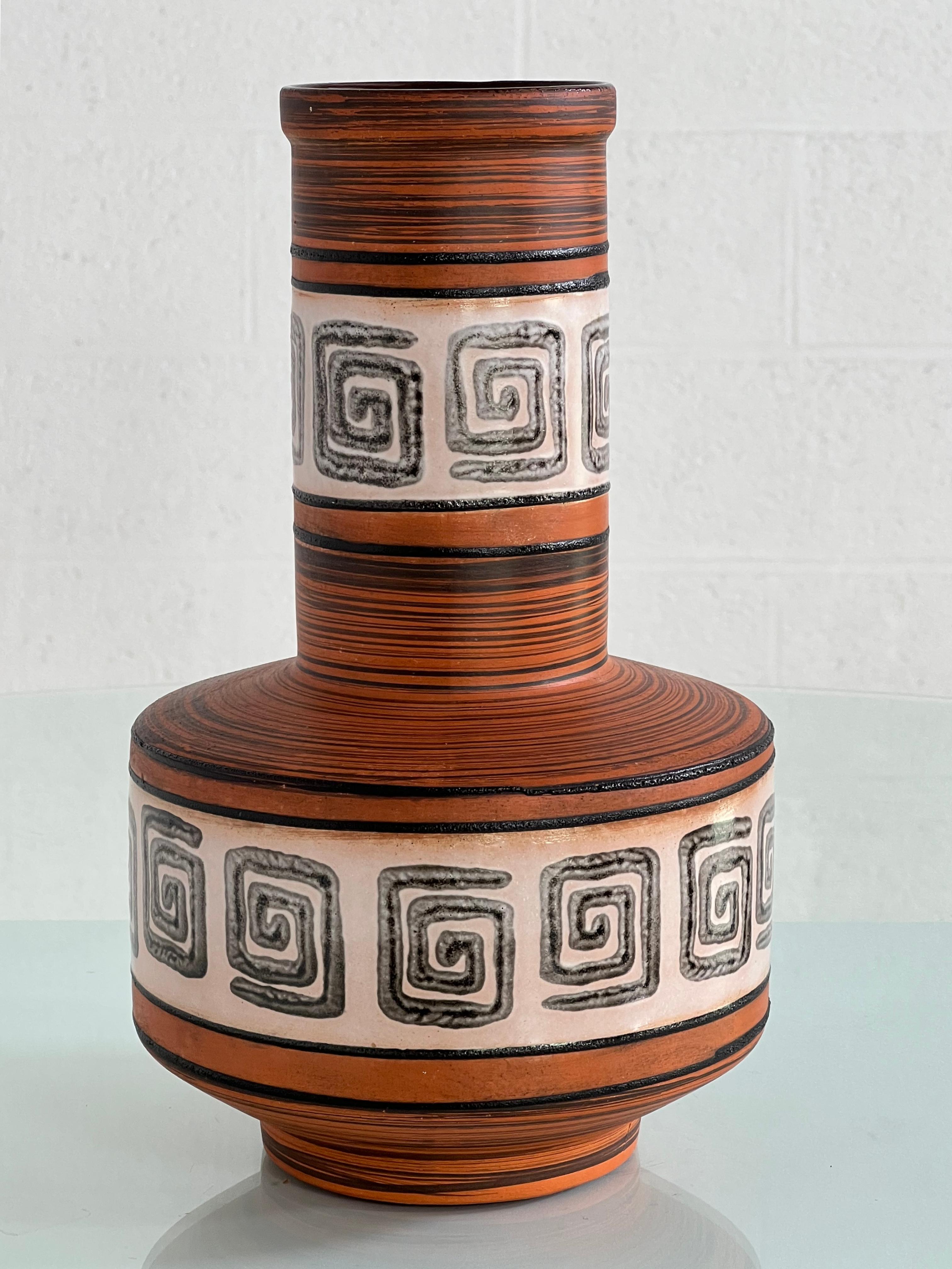 Européen Vase en céramique artisanale de l'Allemagne de l'Ouest des années 1960 en vente