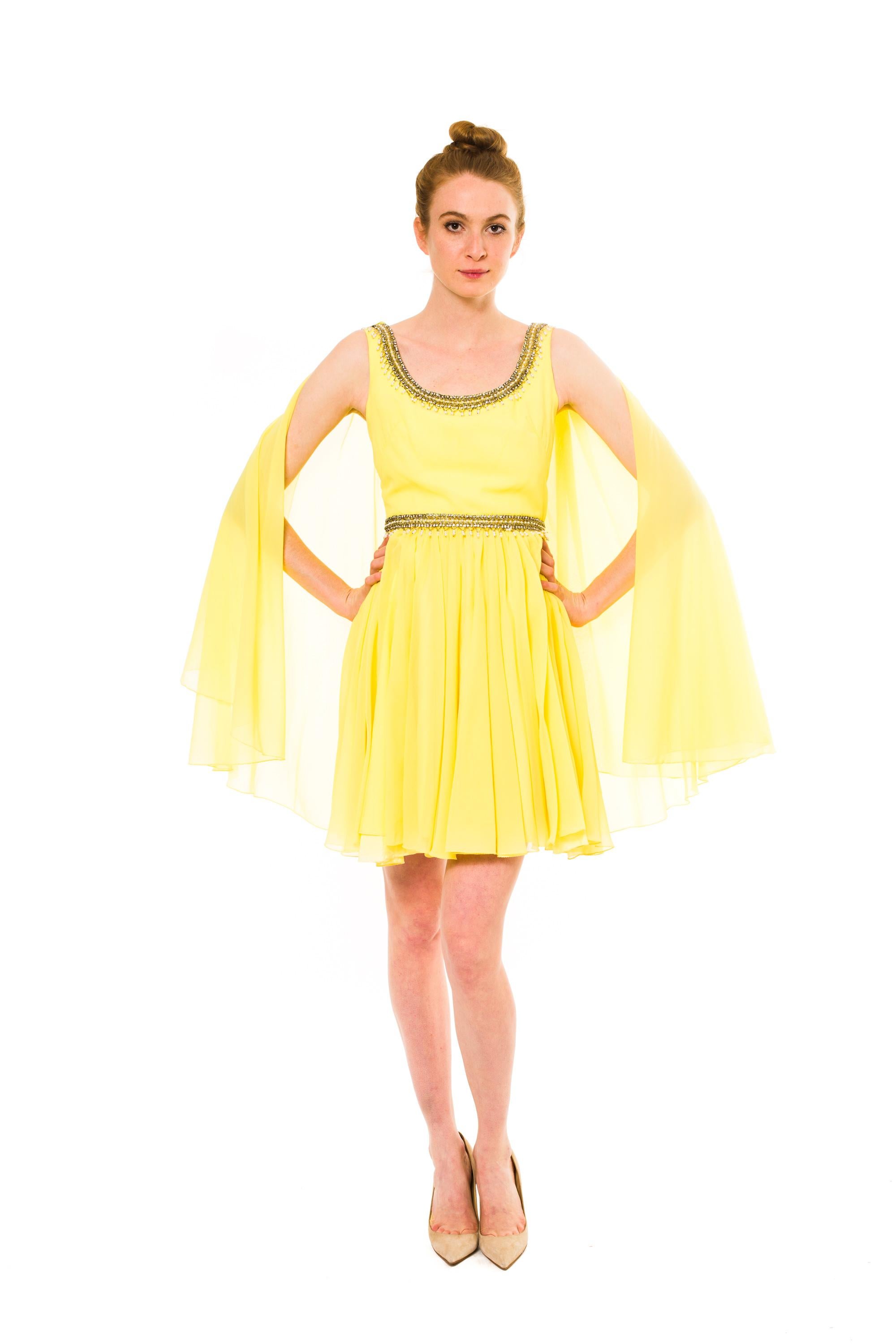 Was fun ist es, in diesem skurrilen Kleid aus der Mitte der 1960er Jahre zu tragen, aus den 1960er Jahren. Beautifu (Gelb) im Angebot