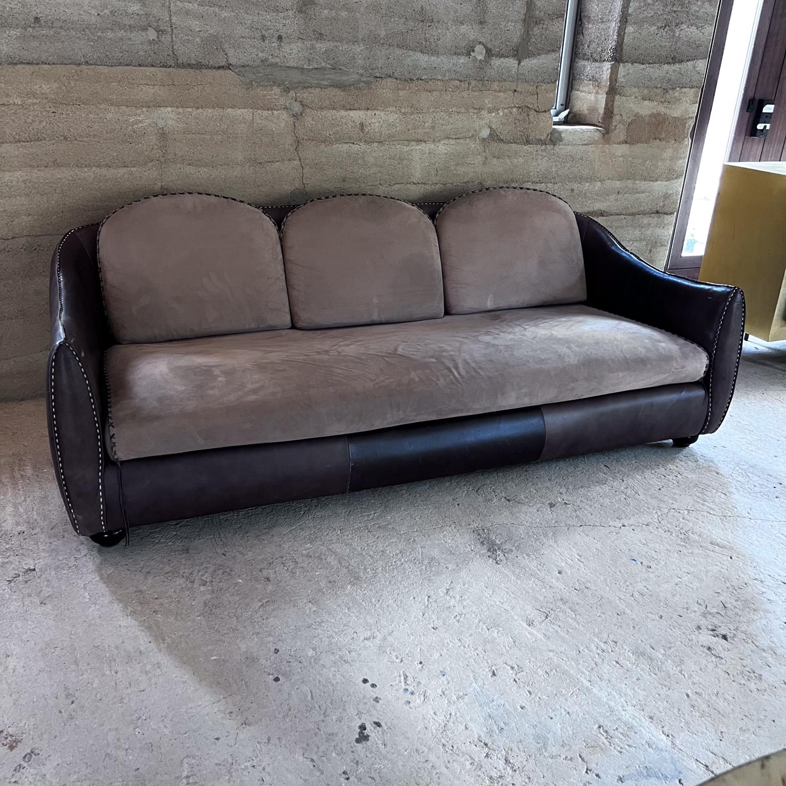 Para tu consideración, un Sofá moderno de tres plazas de cuero marrón cosido a látigo de los años 60
sin marcar al estilo del suizo De Sede
85 An 29 Al x 36 Pr, Asiento 17 Al, Reposabrazos 24, Asiento profundo.
Estado original de segunda