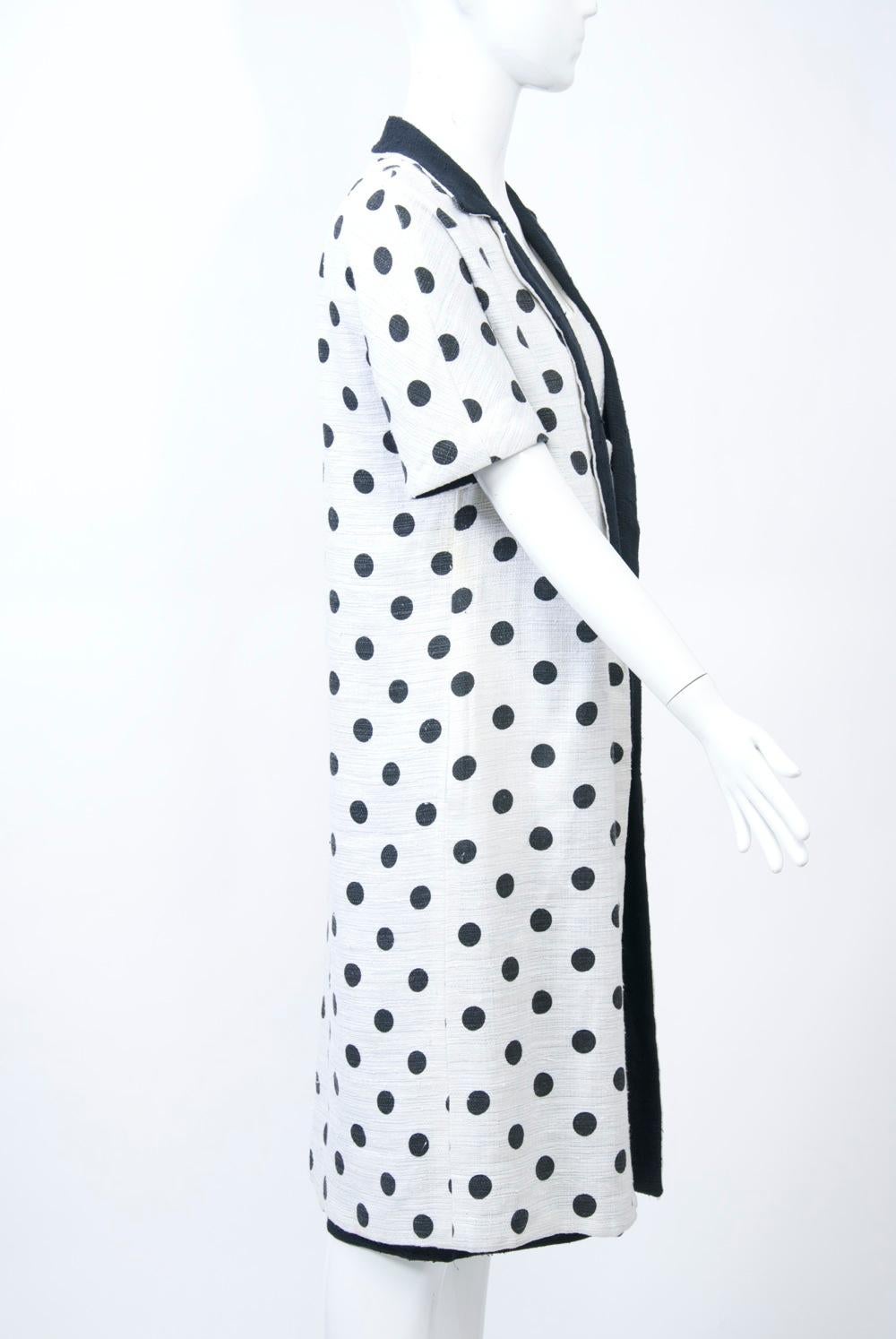 Ensemble robe et manteau blancs et noirs des années 1960 Bon état - En vente à Alford, MA