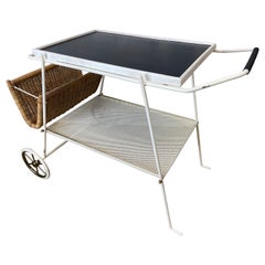 Carro de bar / carrito de té blanco de los años 60 con cesta de mimbre y bandeja extraíble