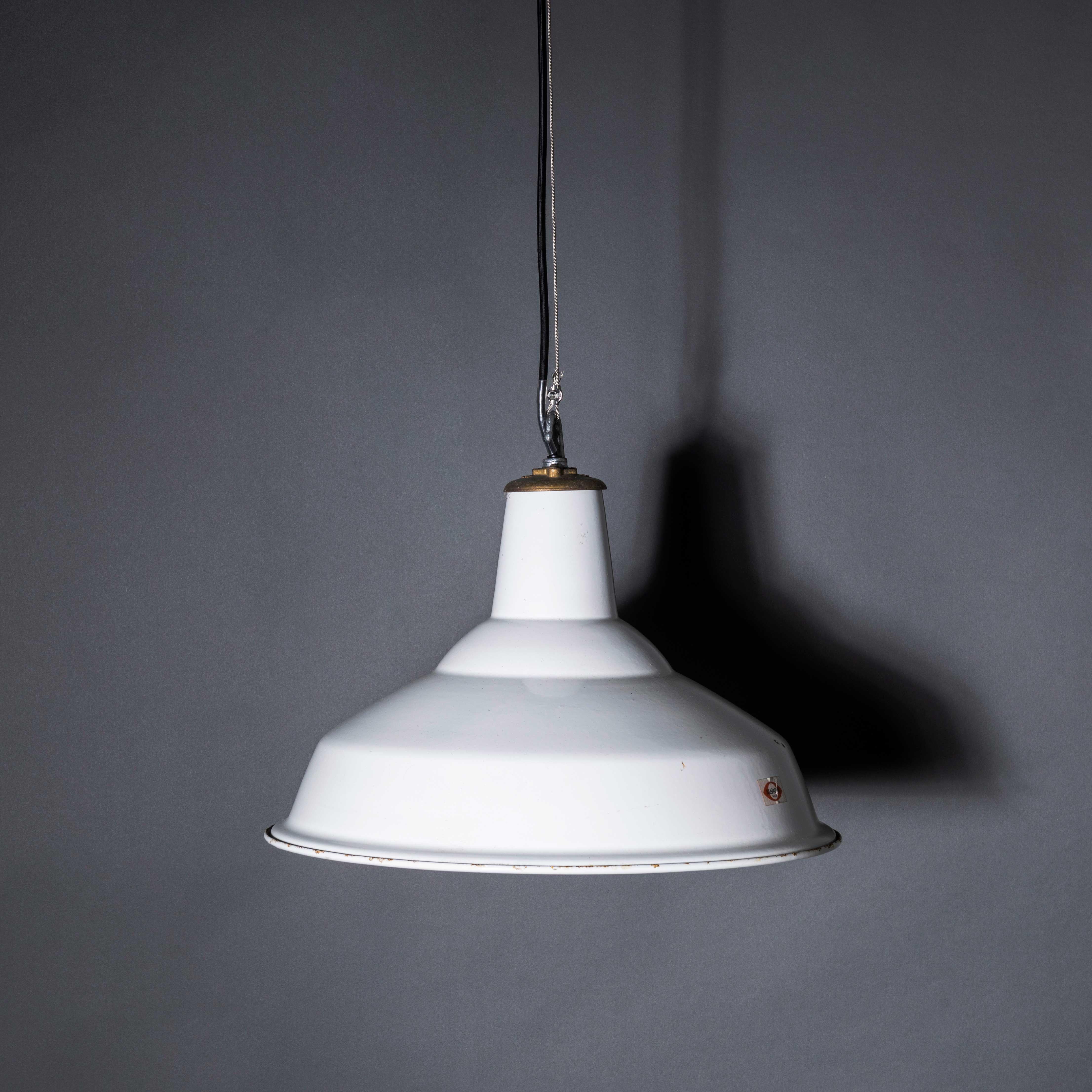 1960s White Benjamin Enamelled Pendant Lamps – 18 inch
1960s White Benjamin Enamelled Pendant Lamps – 18 inch. Benjamin was arguably the market leader in Industrial lighting in the 1930s through to 1960s. Their main market was providing tough