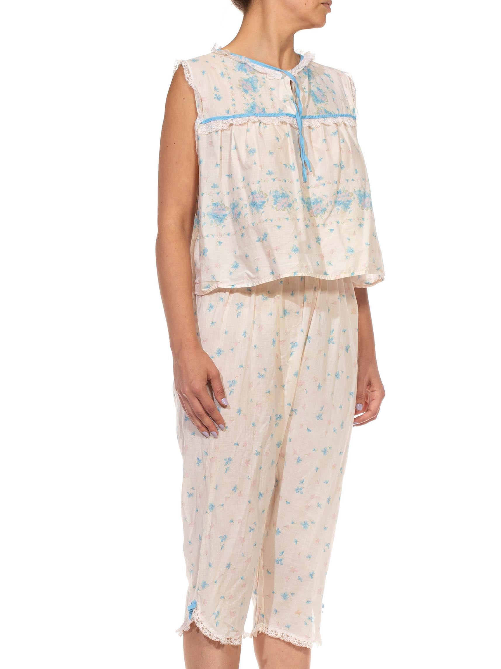 Weiße & blaue Baumwollpyjama aus den 1960er Jahren, Little House On The Prairie, geblümt Damen im Angebot