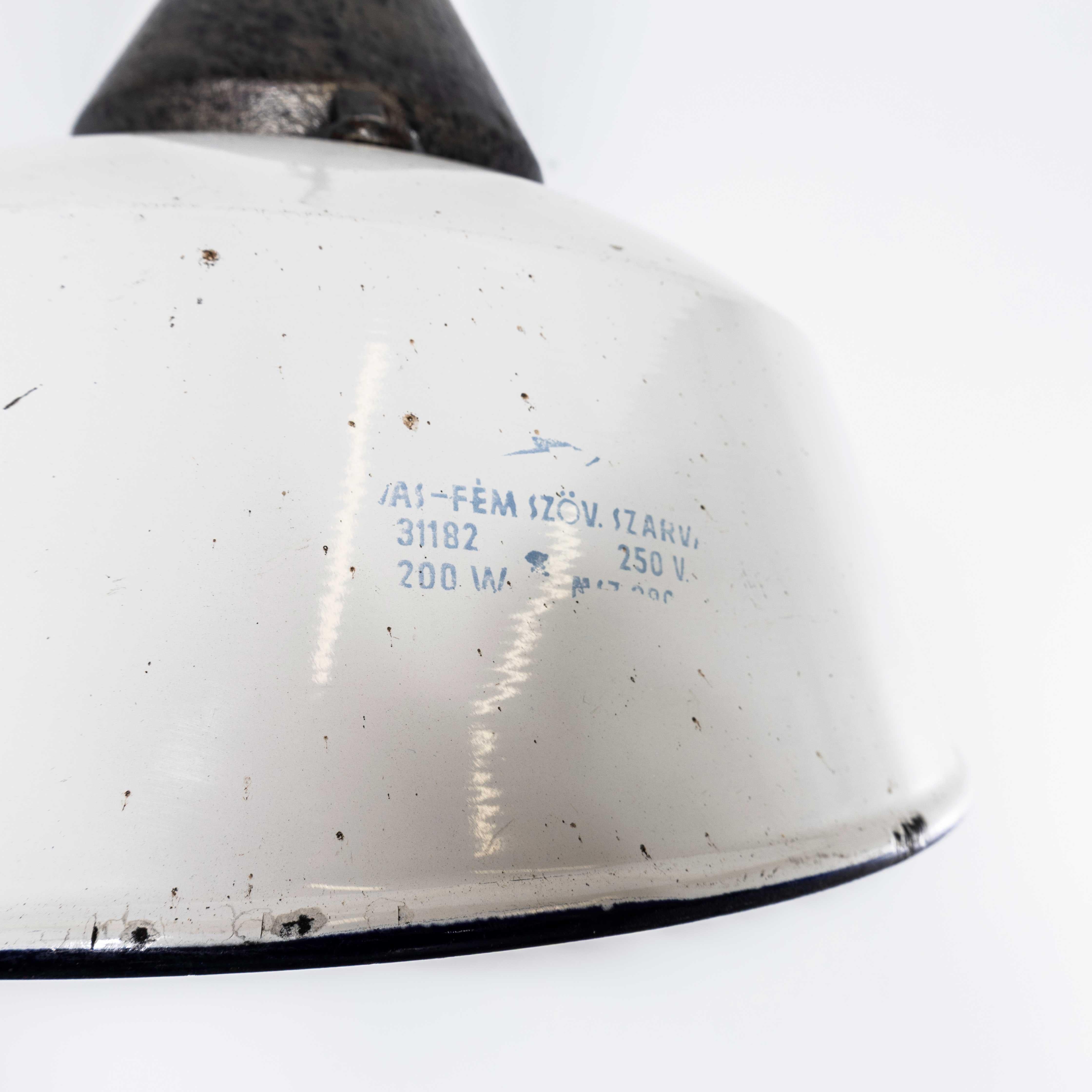 Lampe pendante industrielle en fonte blanche et émail des années 1960 en vente 4