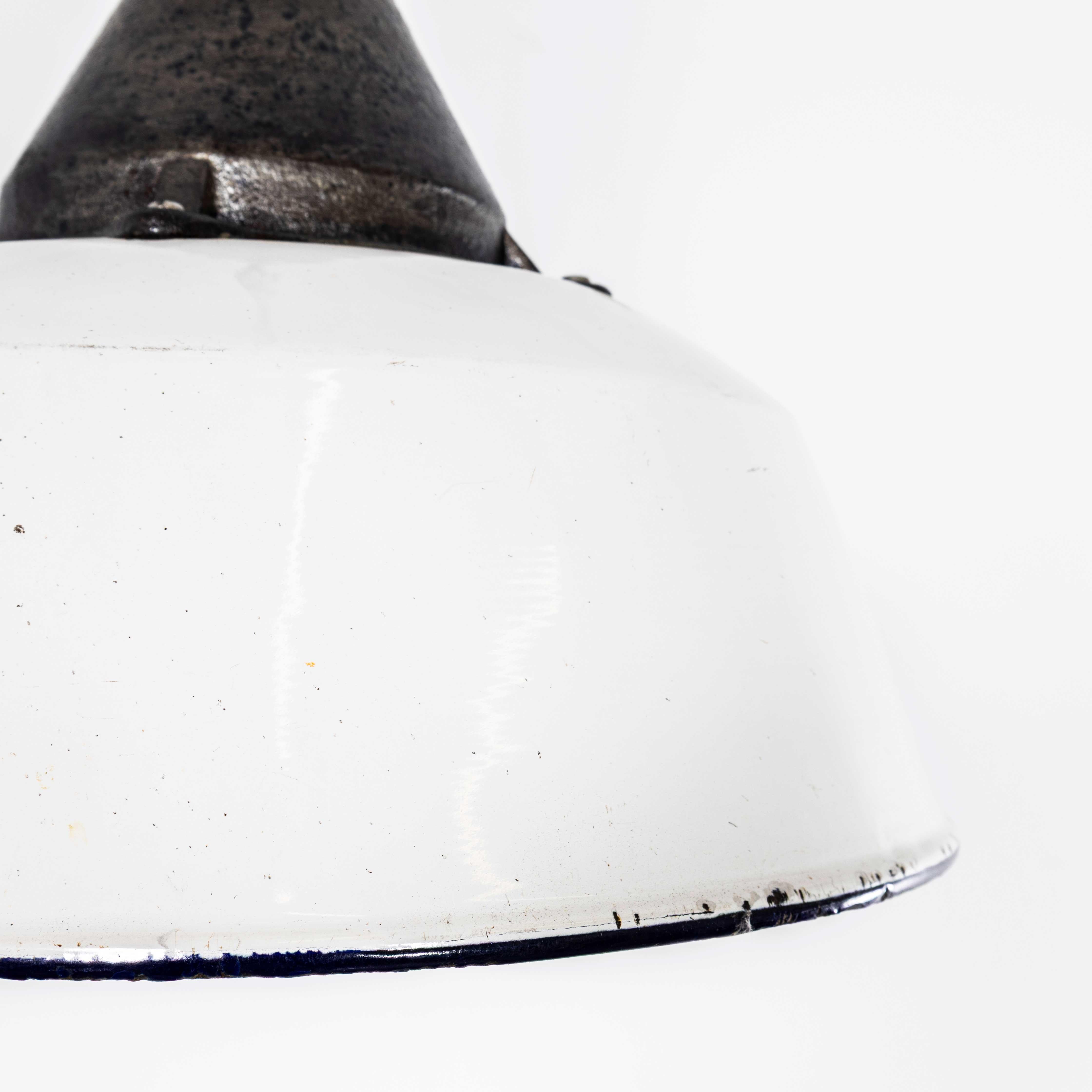 Milieu du XXe siècle Lampe pendante industrielle en fonte blanche et émail des années 1960 en vente