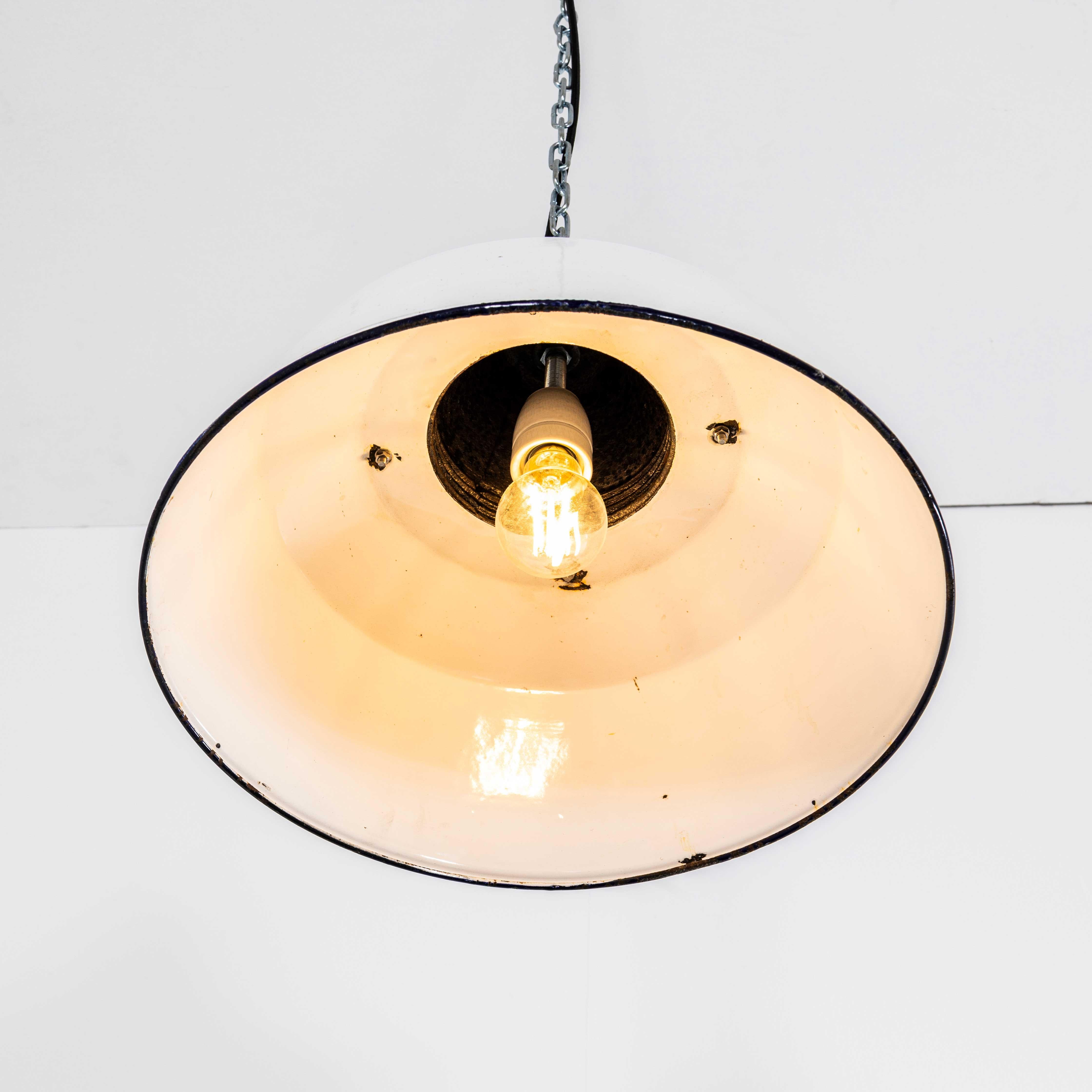 Acier Lampe pendante industrielle en fonte blanche et émail des années 1960 en vente