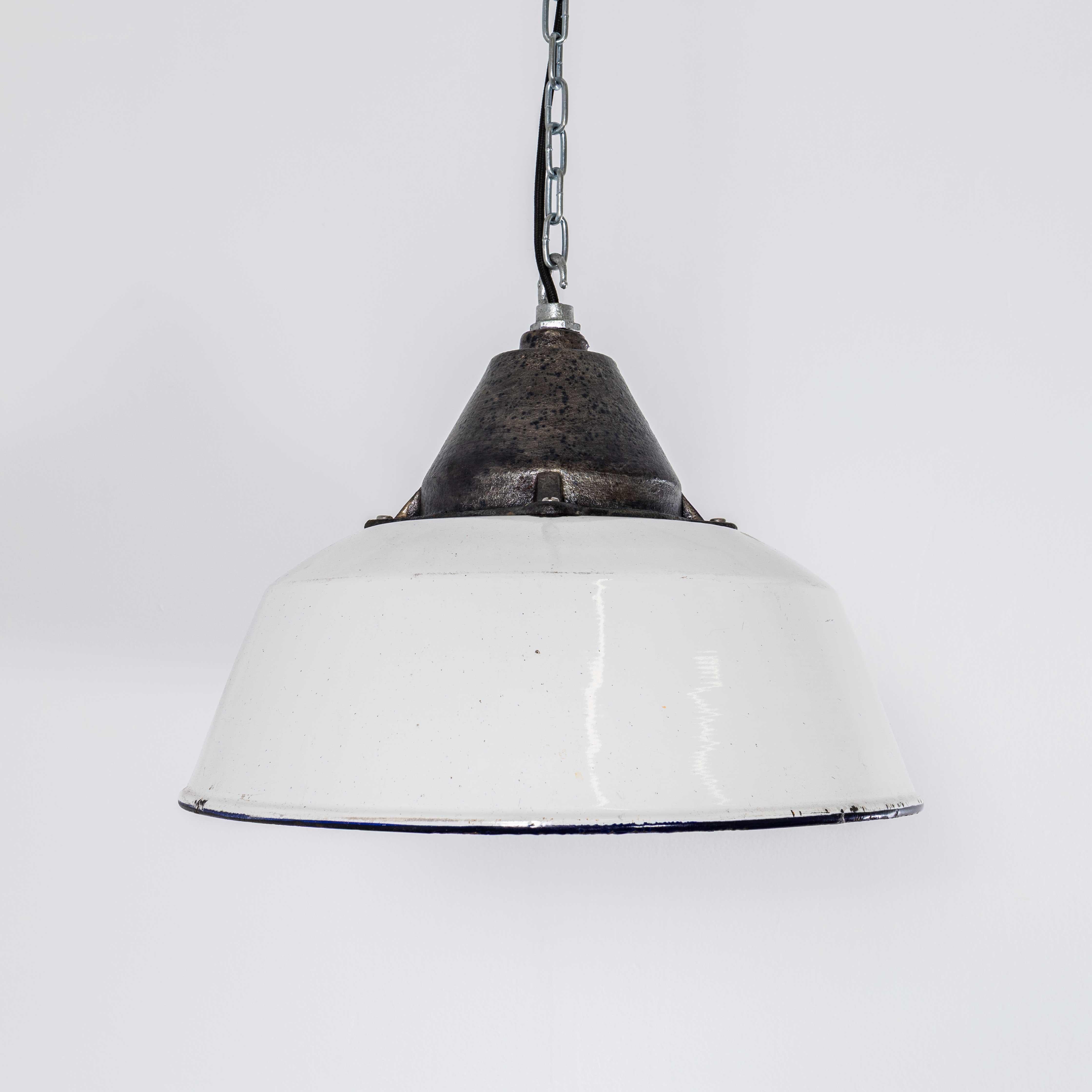 Lampe pendante industrielle en fonte blanche et émail des années 1960 en vente 1