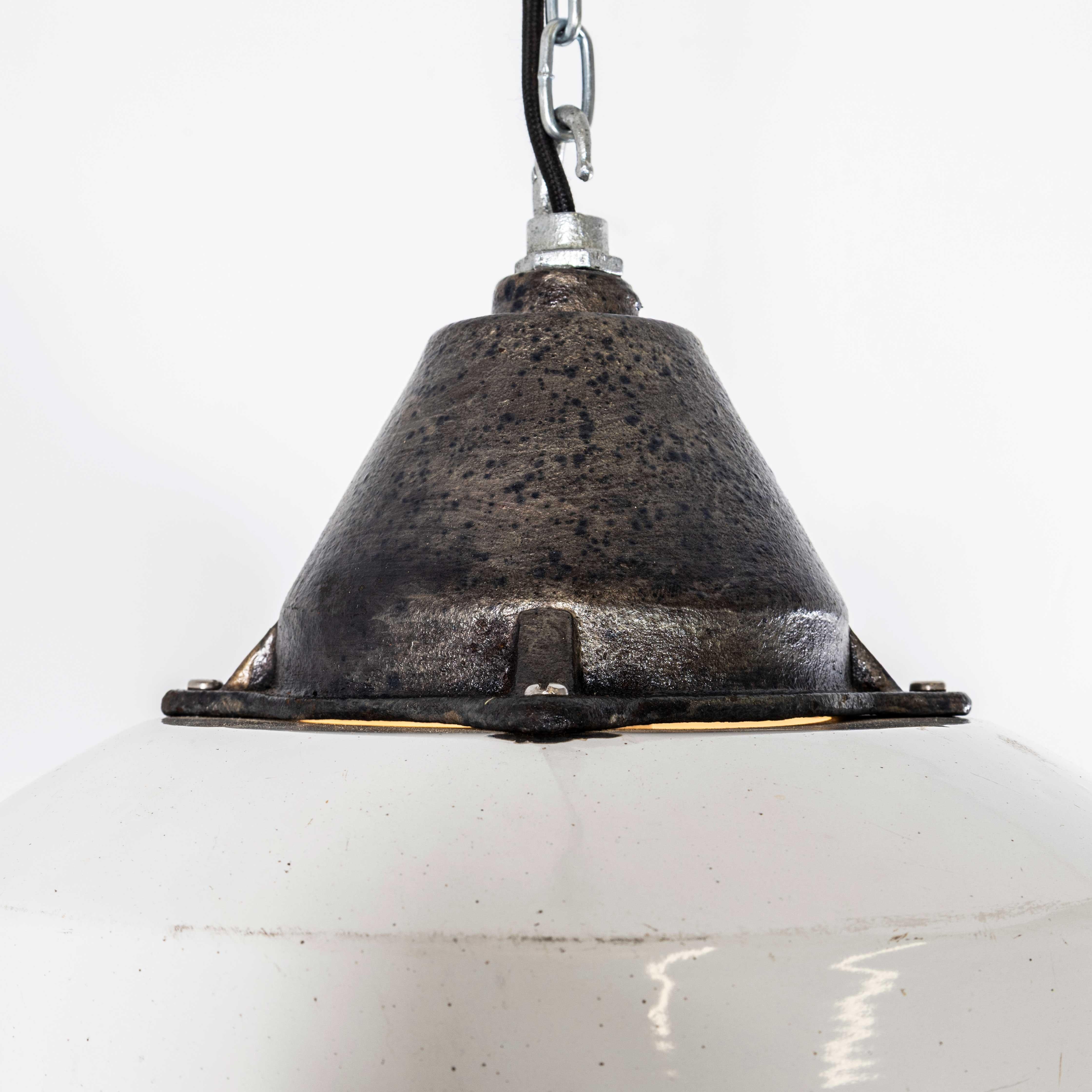 Lampe pendante industrielle en fonte blanche et émail des années 1960 en vente 2