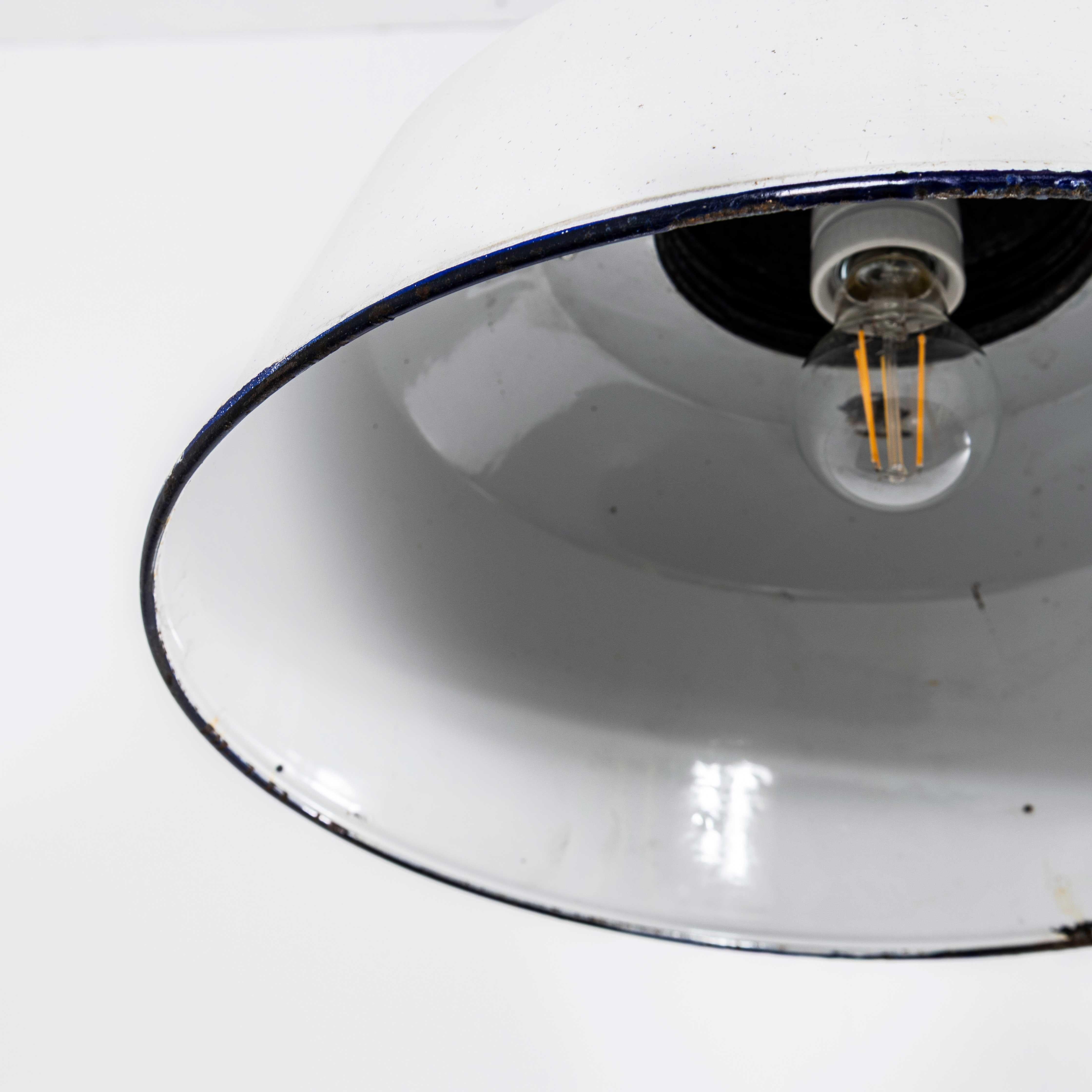 Lampe pendante industrielle en fonte blanche et émail des années 1960 en vente 3