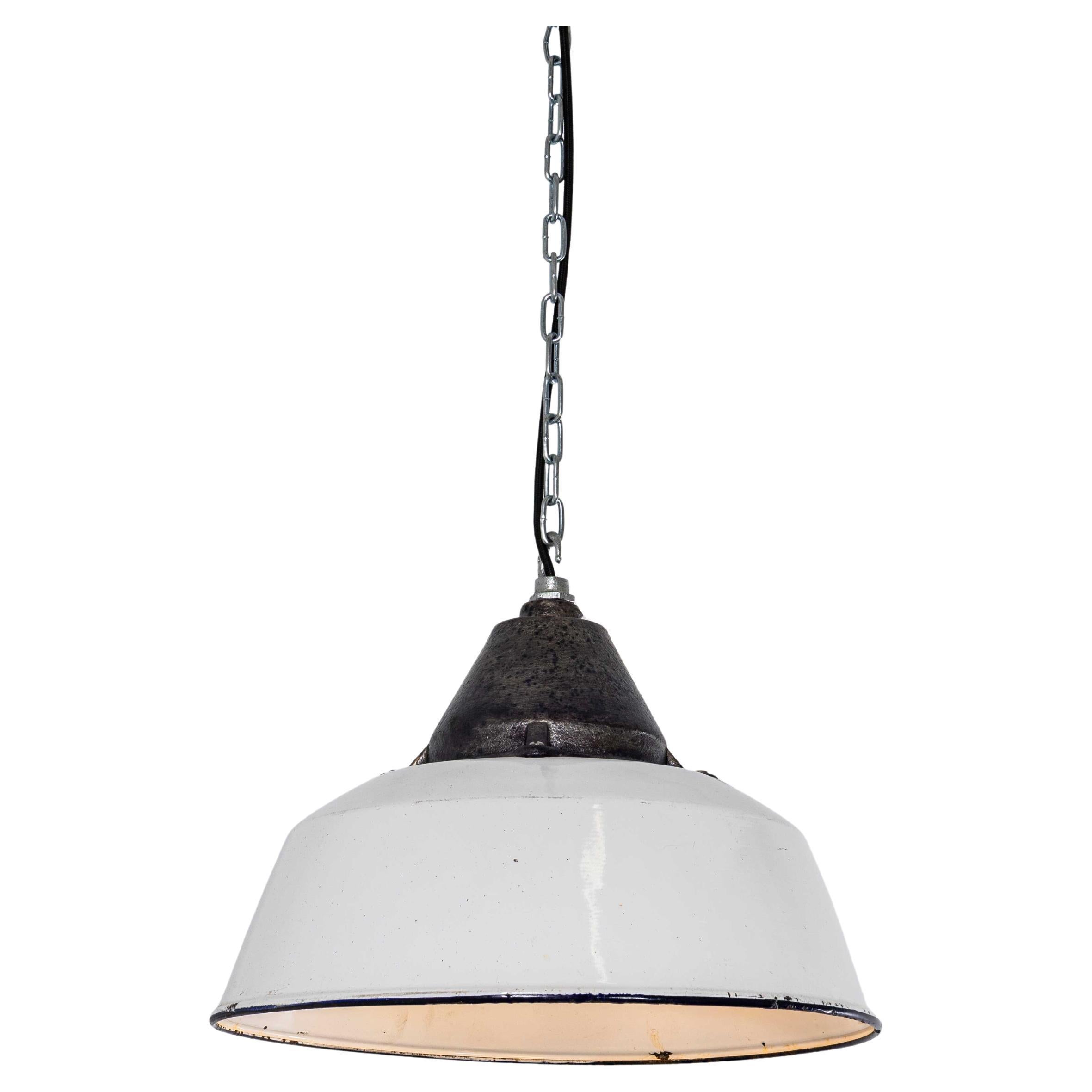 Lampe pendante industrielle en fonte blanche et émail des années 1960 en vente