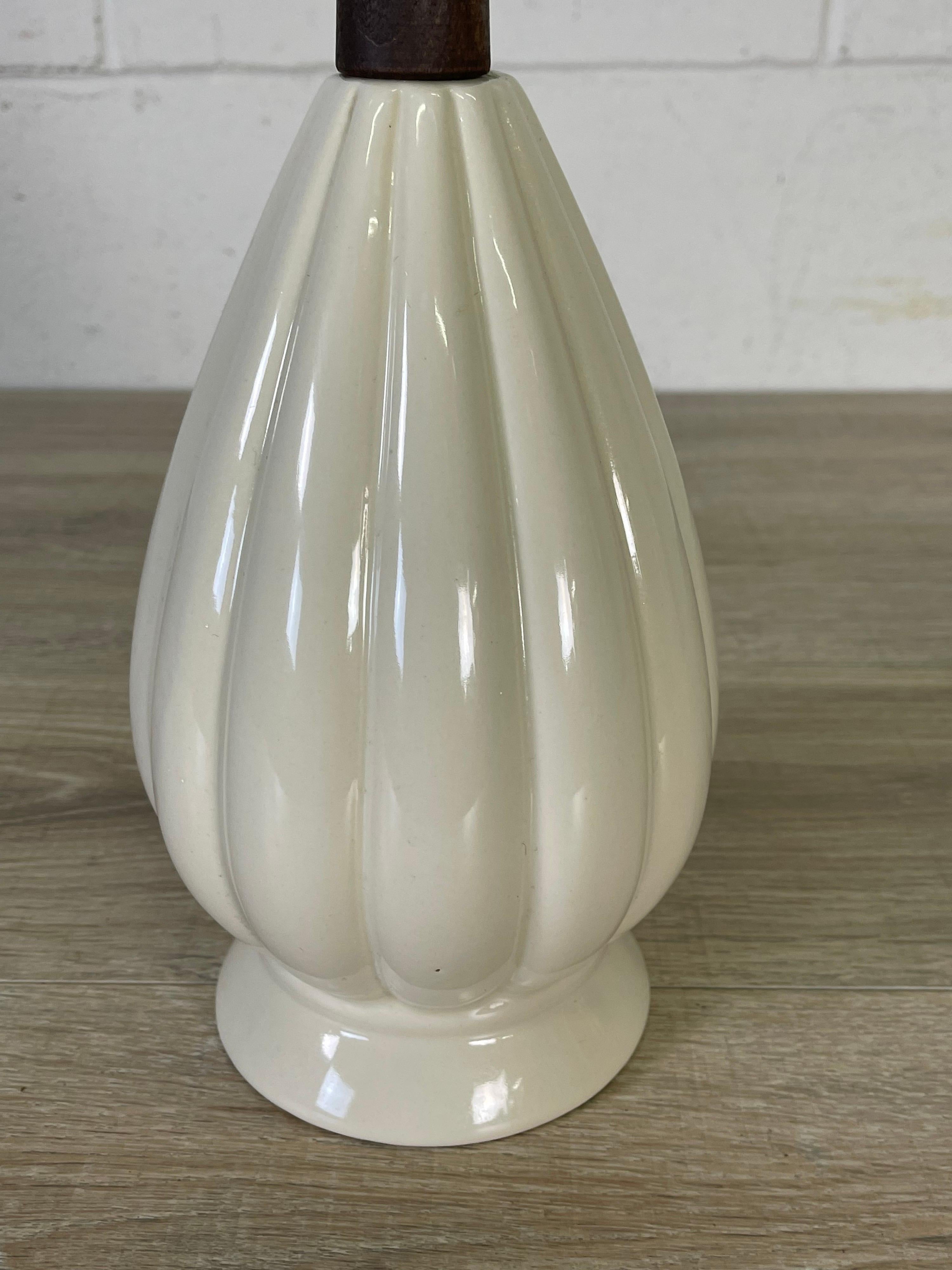 Mid-Century Modern 1960s White Ceramic Table Lamp For Sale