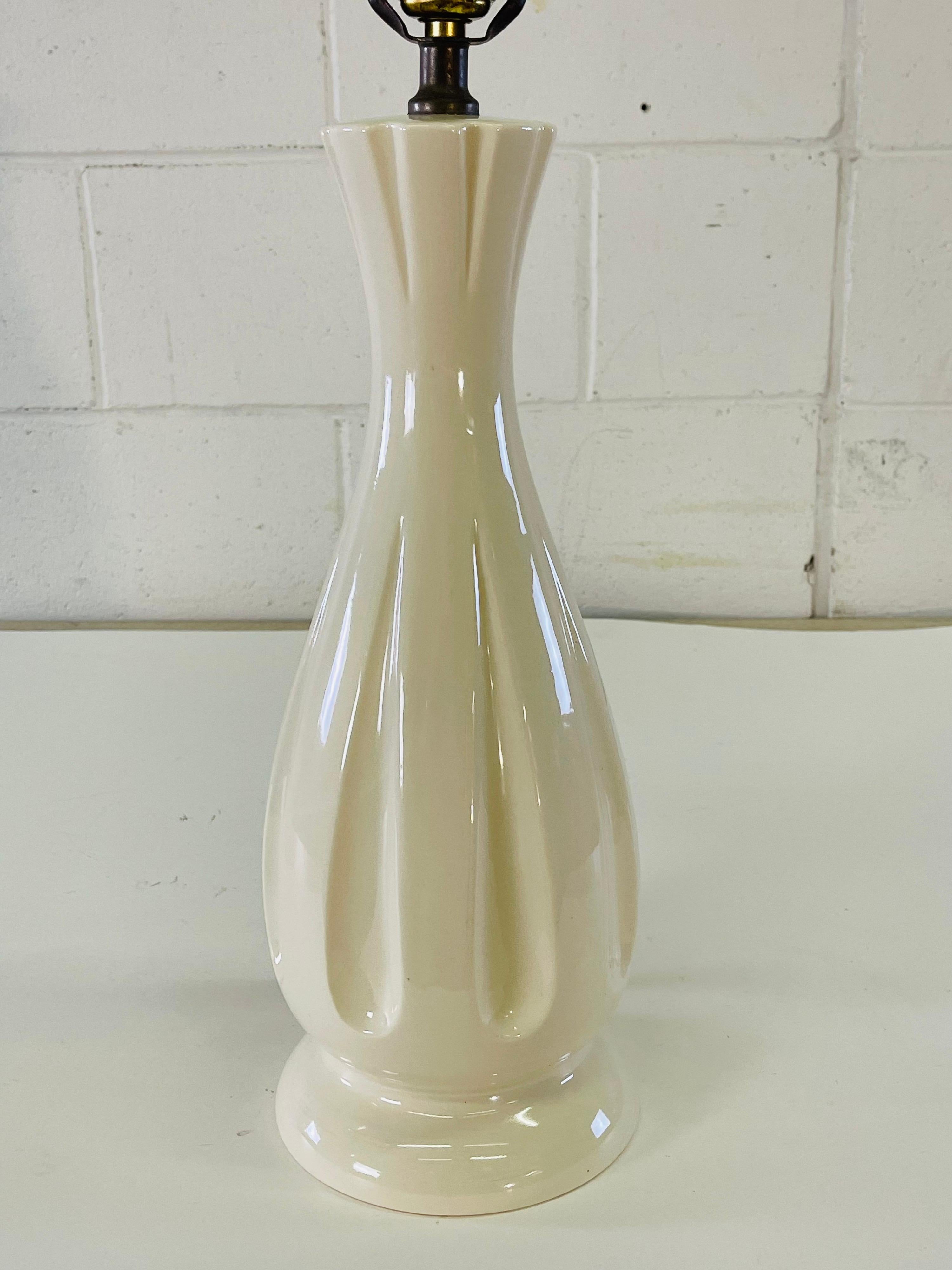 1960s White Ceramic Table Lamp In Good Condition For Sale In Amherst, NH