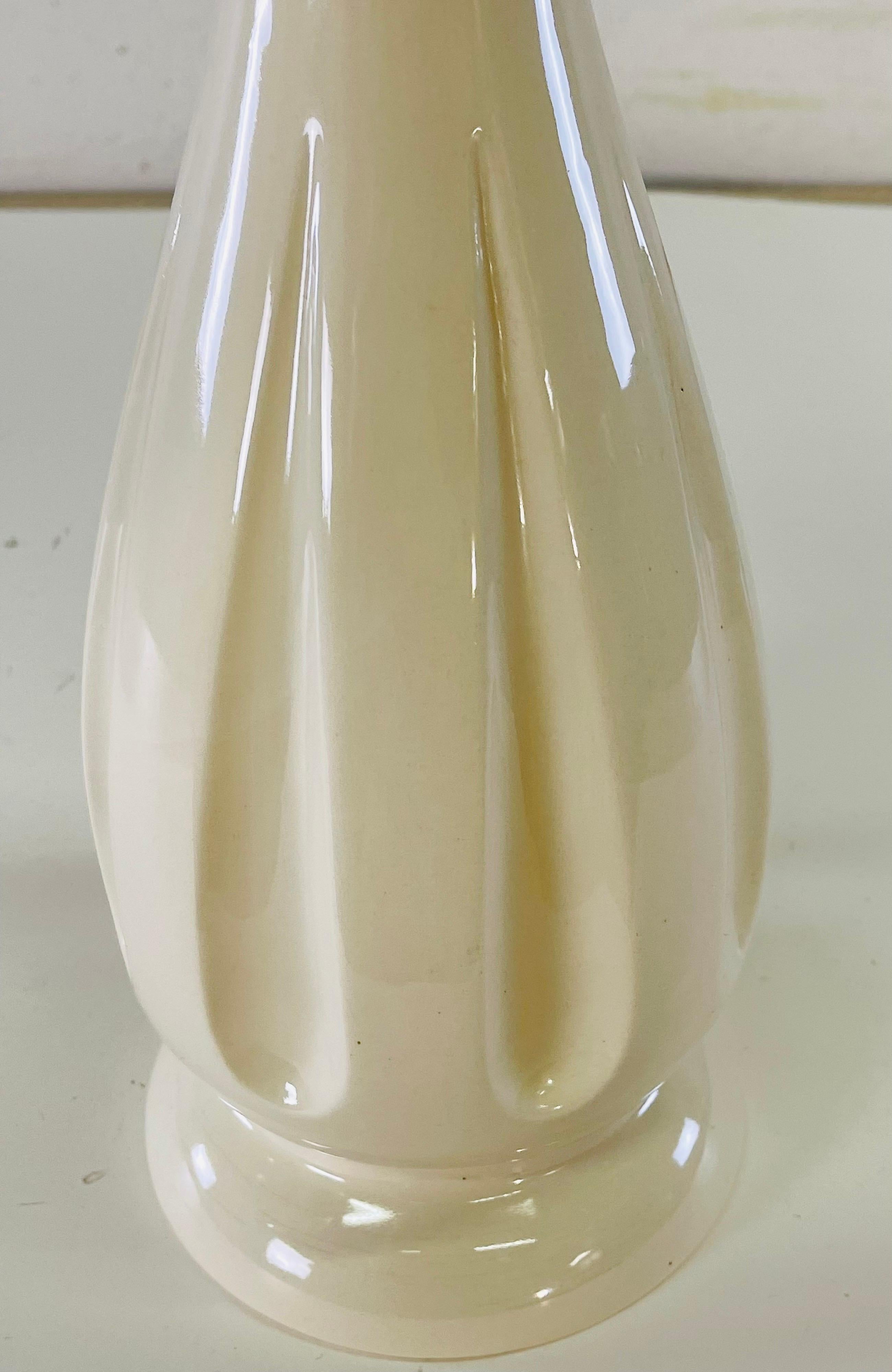 20th Century 1960s White Ceramic Table Lamp For Sale