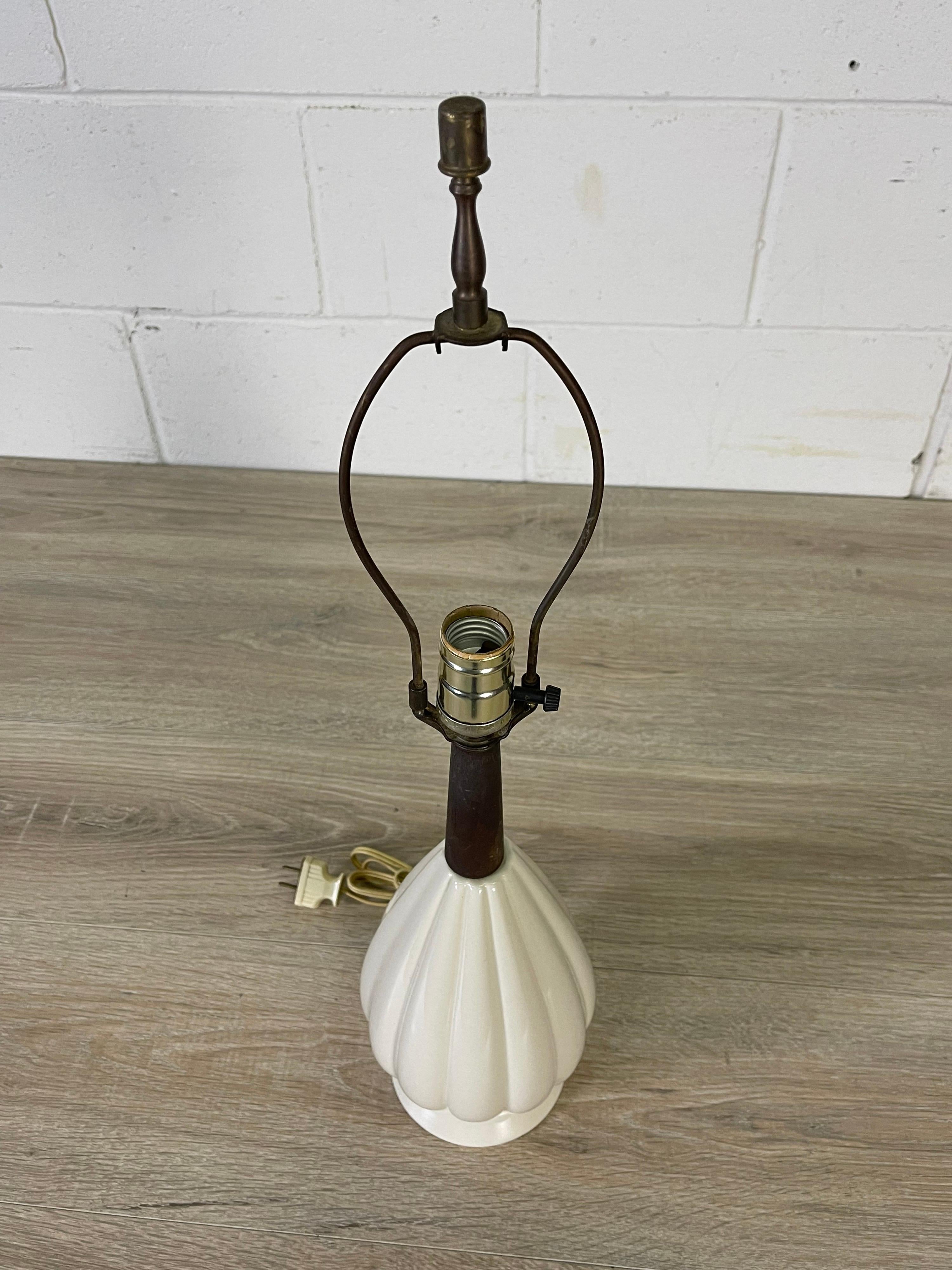 1960s White Ceramic Table Lamp For Sale 2