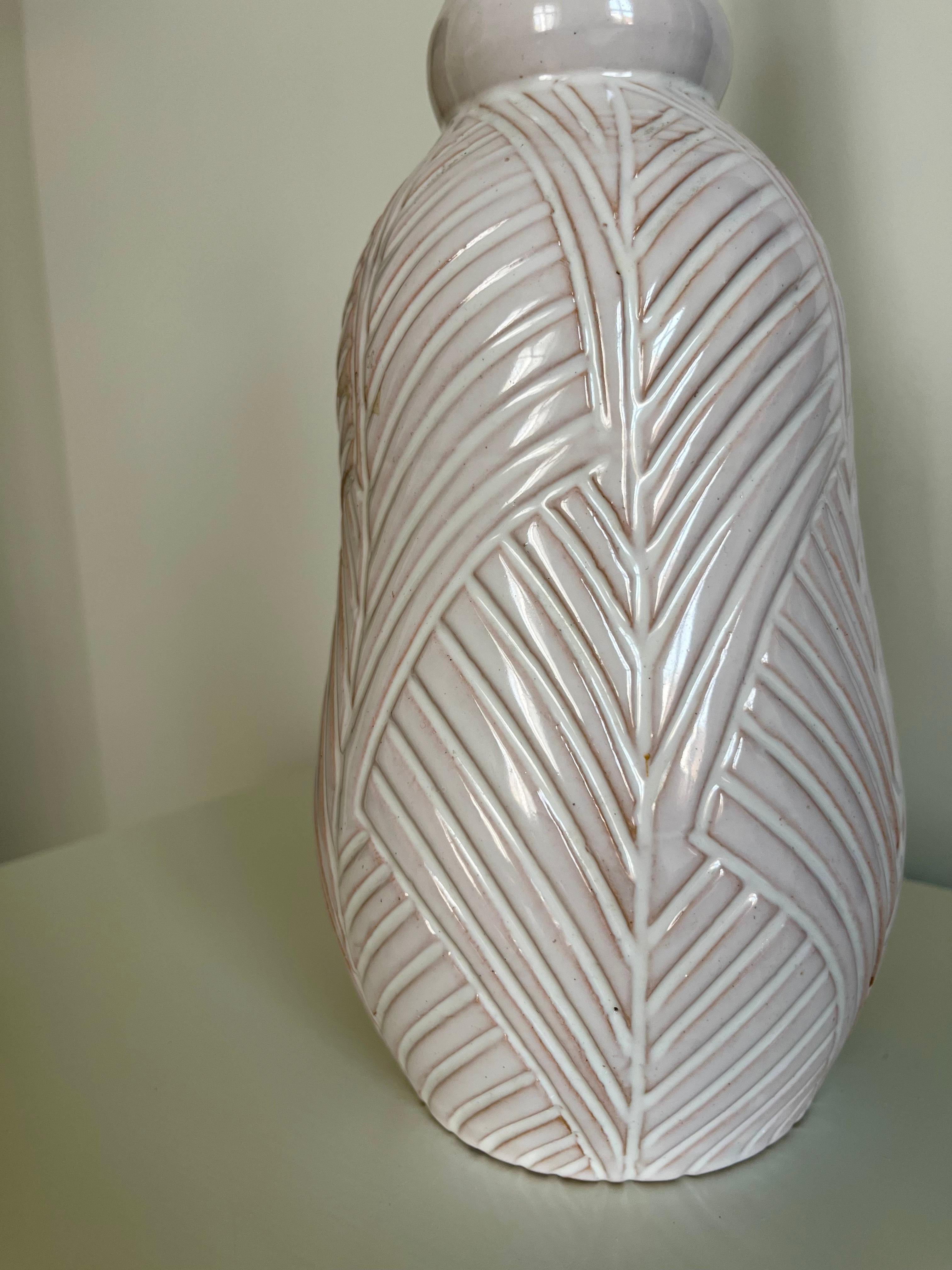 Danois Lampe de table en céramique blanche des années 1960 avec motif gravé par la poterie danoise Aristo en vente
