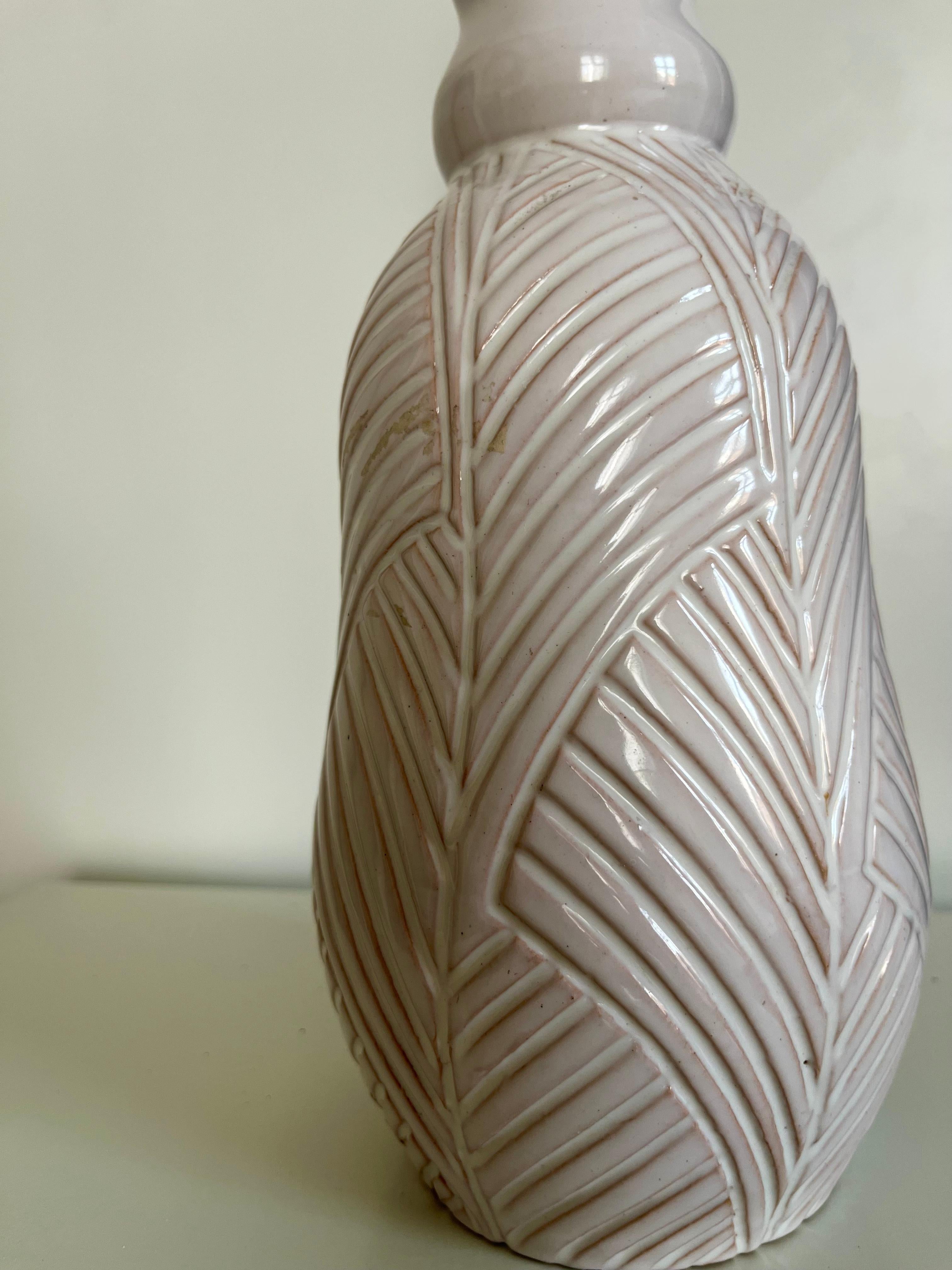 Danese Lampada da tavolo in ceramica bianca del 1960 con motivo inciso della ceramica danese Aristo in vendita
