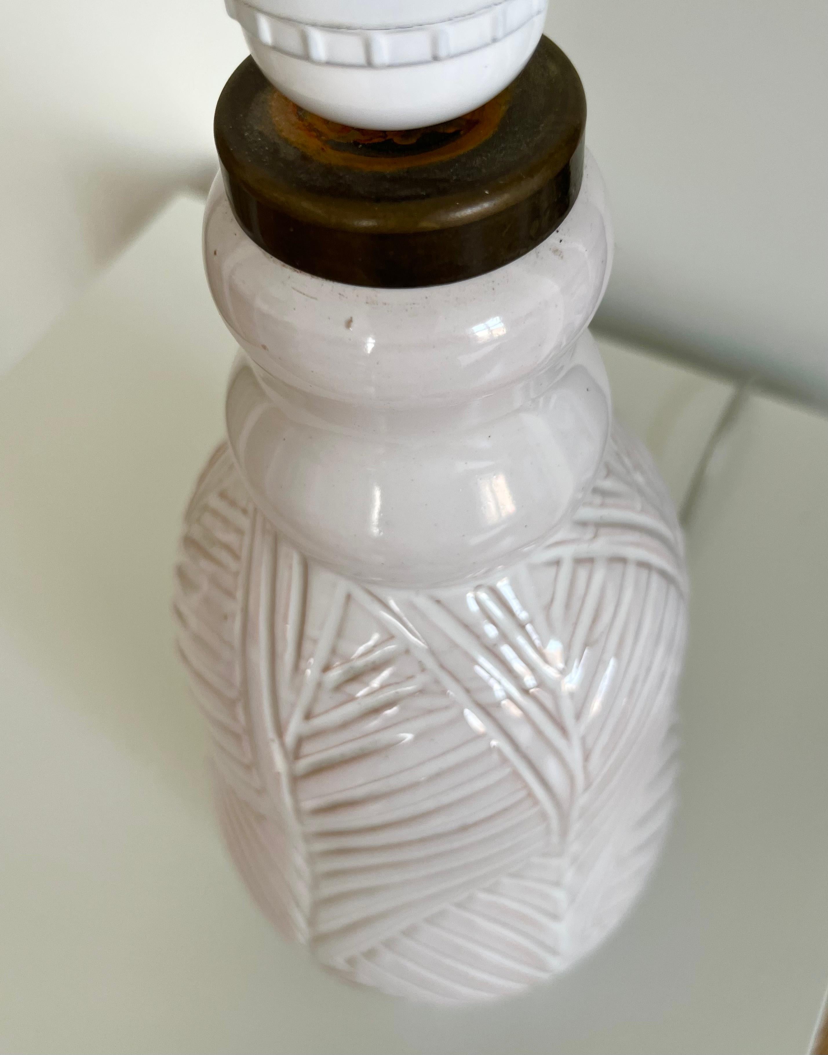1960s white ceramics table lamp with engraved pattern by Danish pottery Aristo For Sale 1