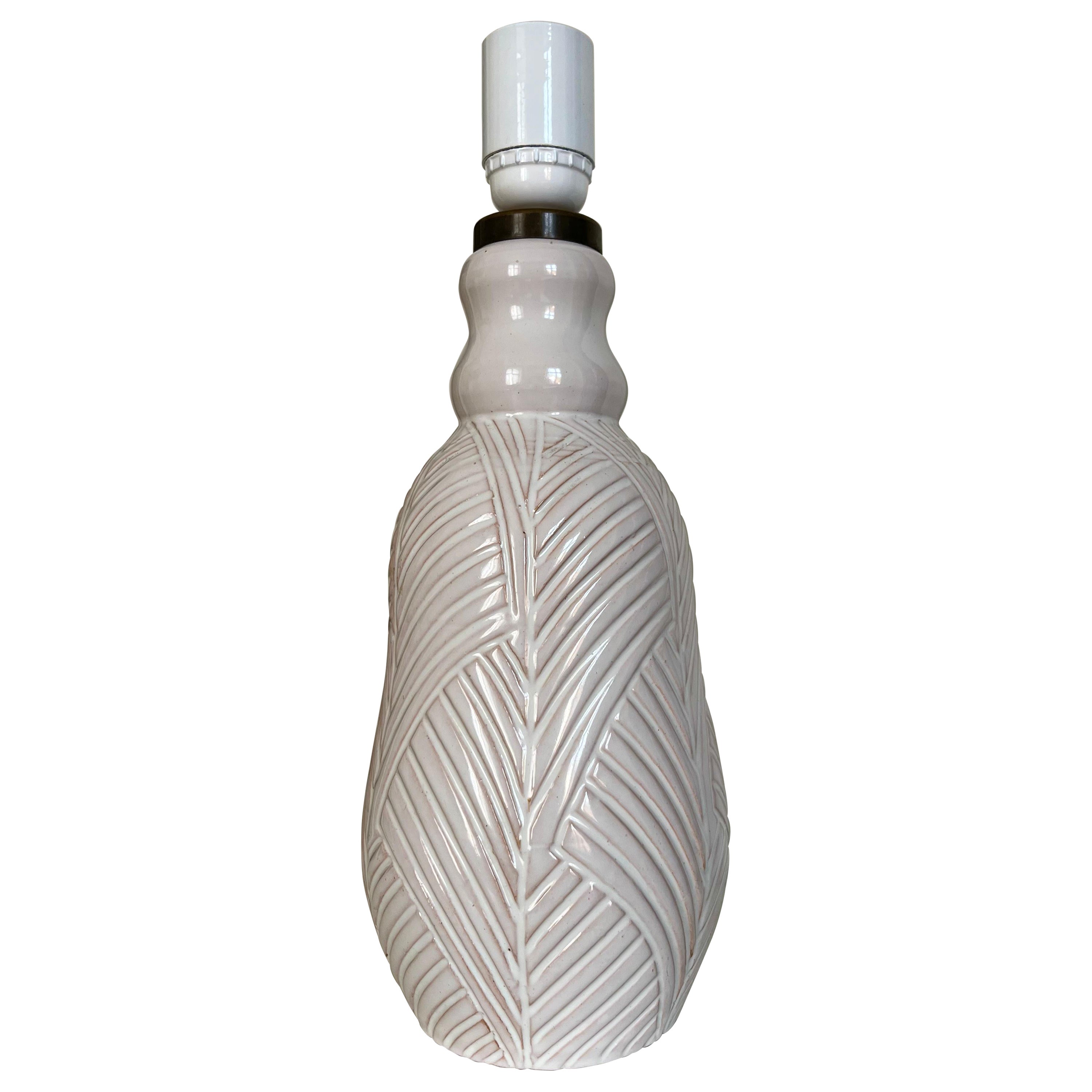 1960er Weiße Keramik Tischlampe mit eingraviertem Muster von Danish Pottery Aristo im Angebot