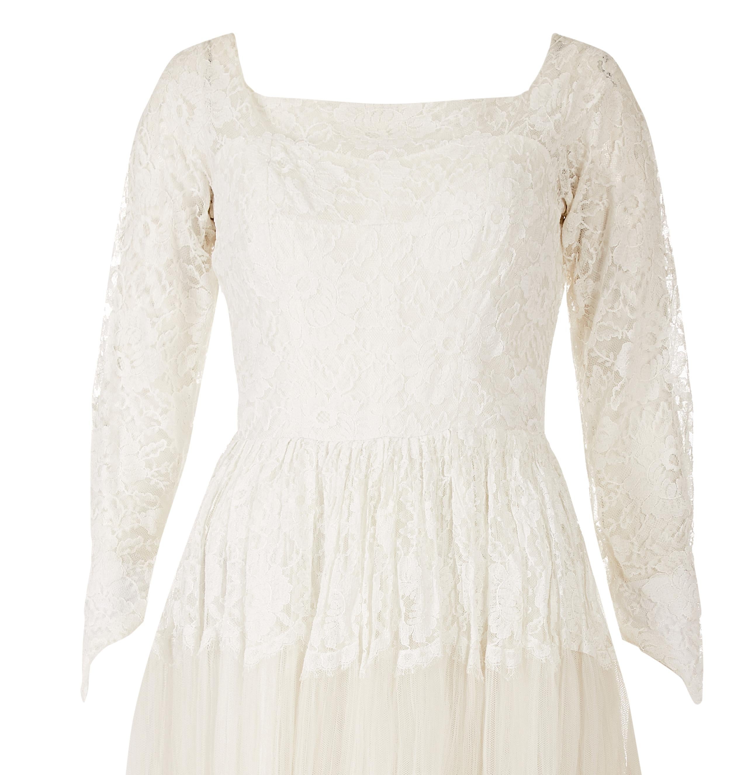 1960s White Chantilly Style Lace Tiered Wedding Dress  In Excellent Condition For Sale In London, GB